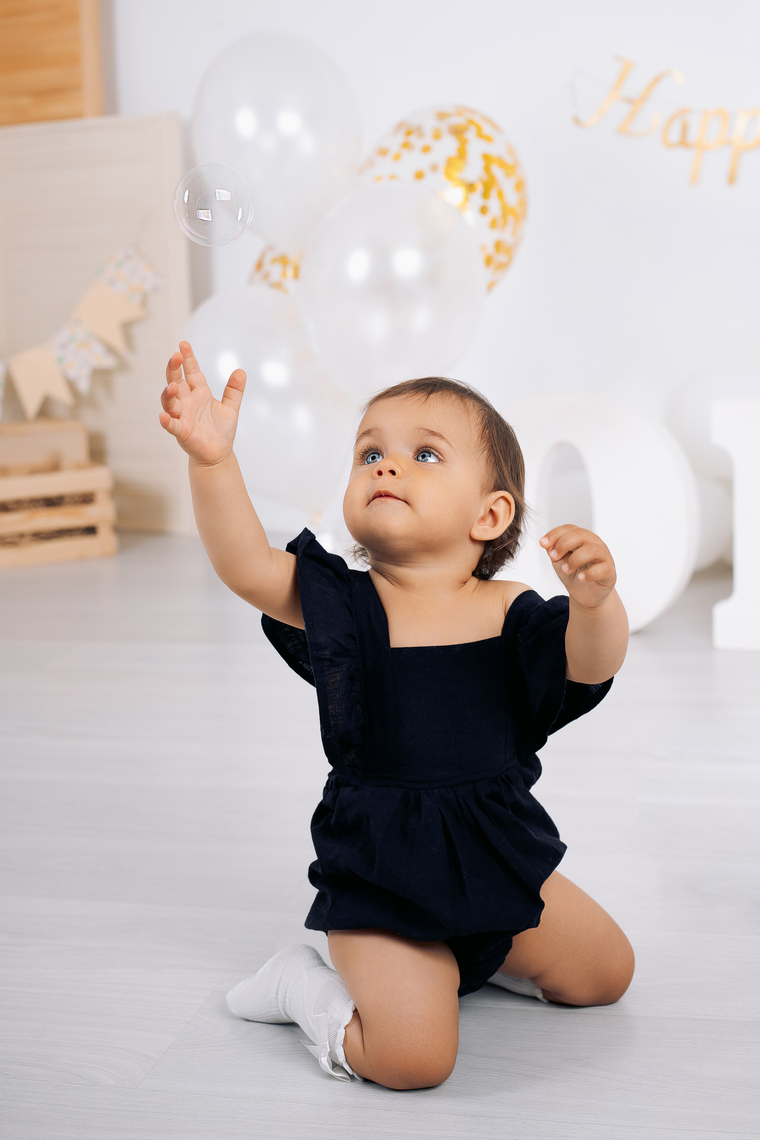 Малышка ловит мыльные пузырики 