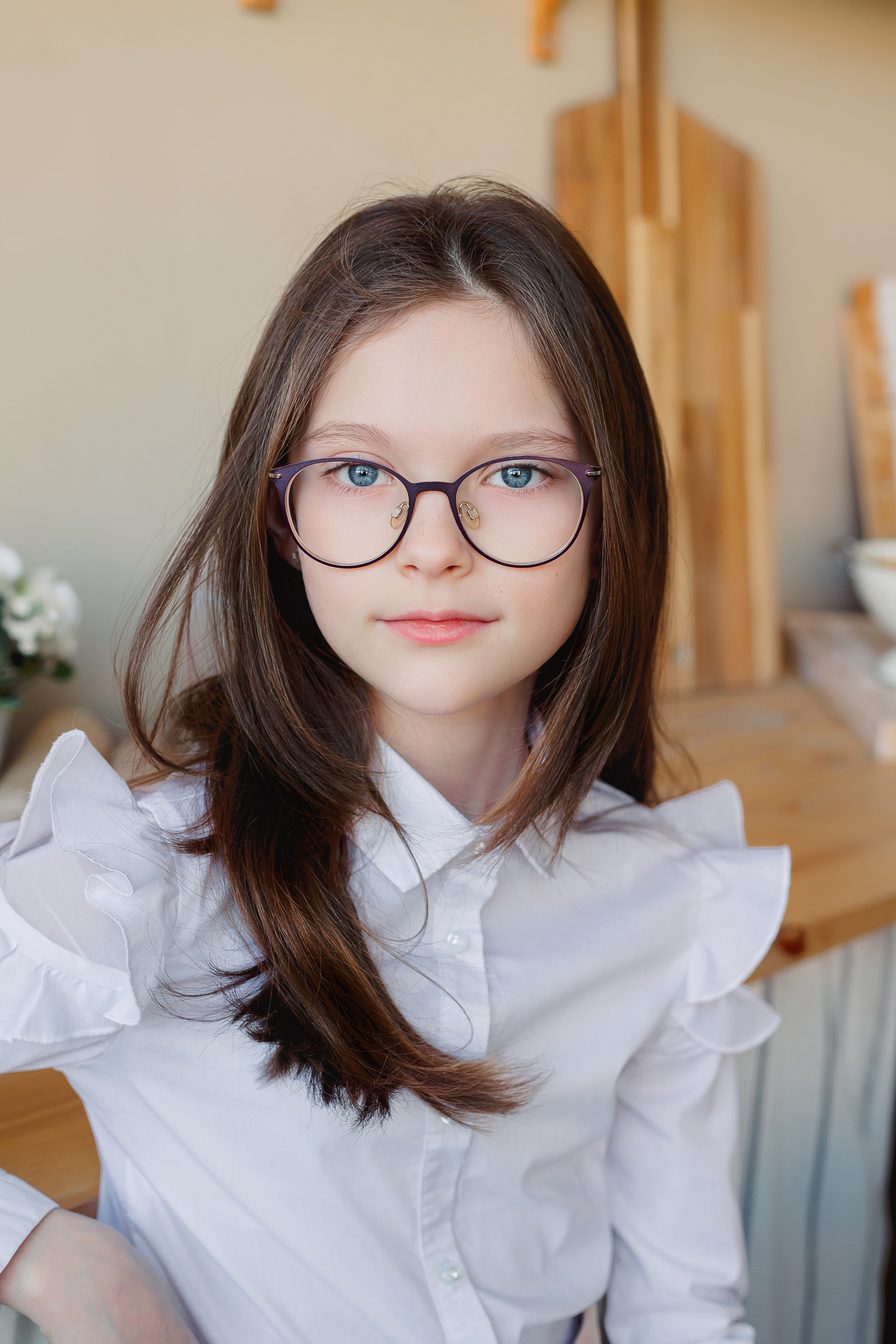 Девочка с темными волосами  в очках