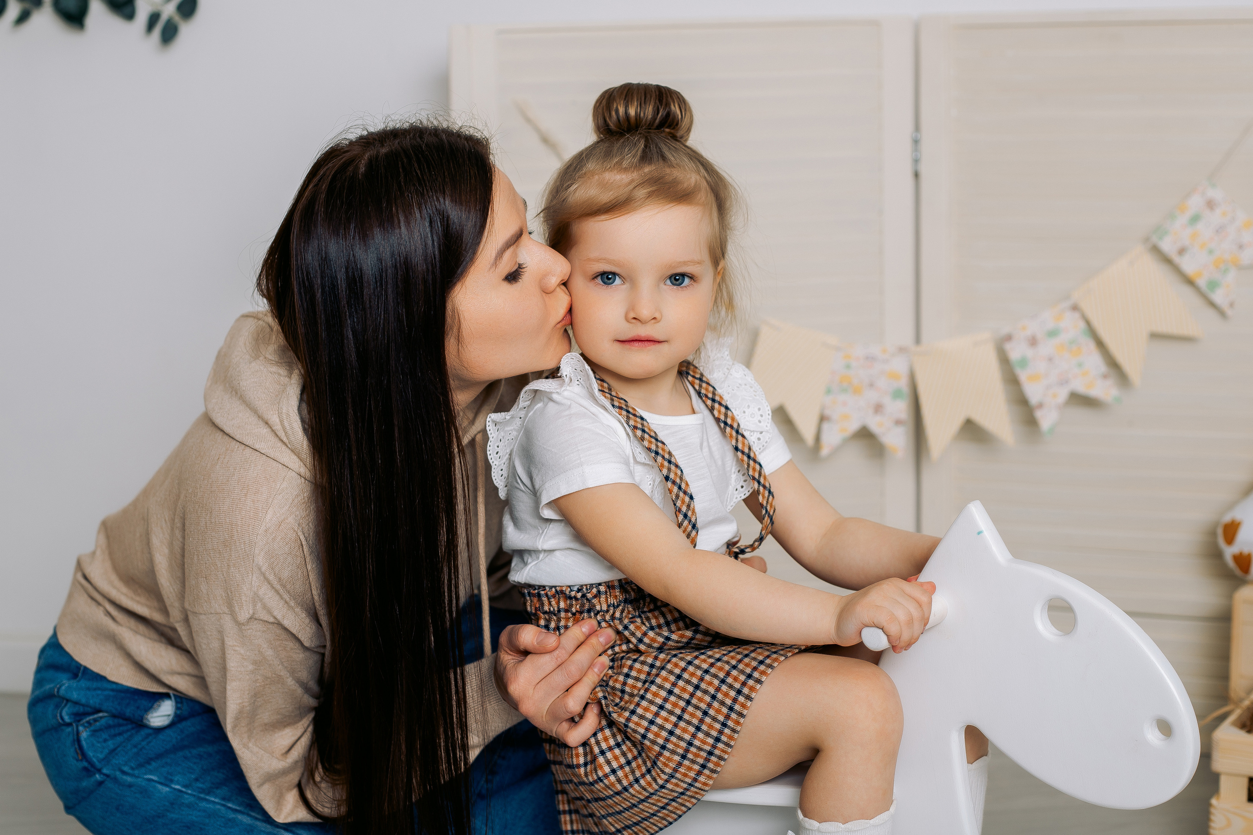 Мама целует дочку