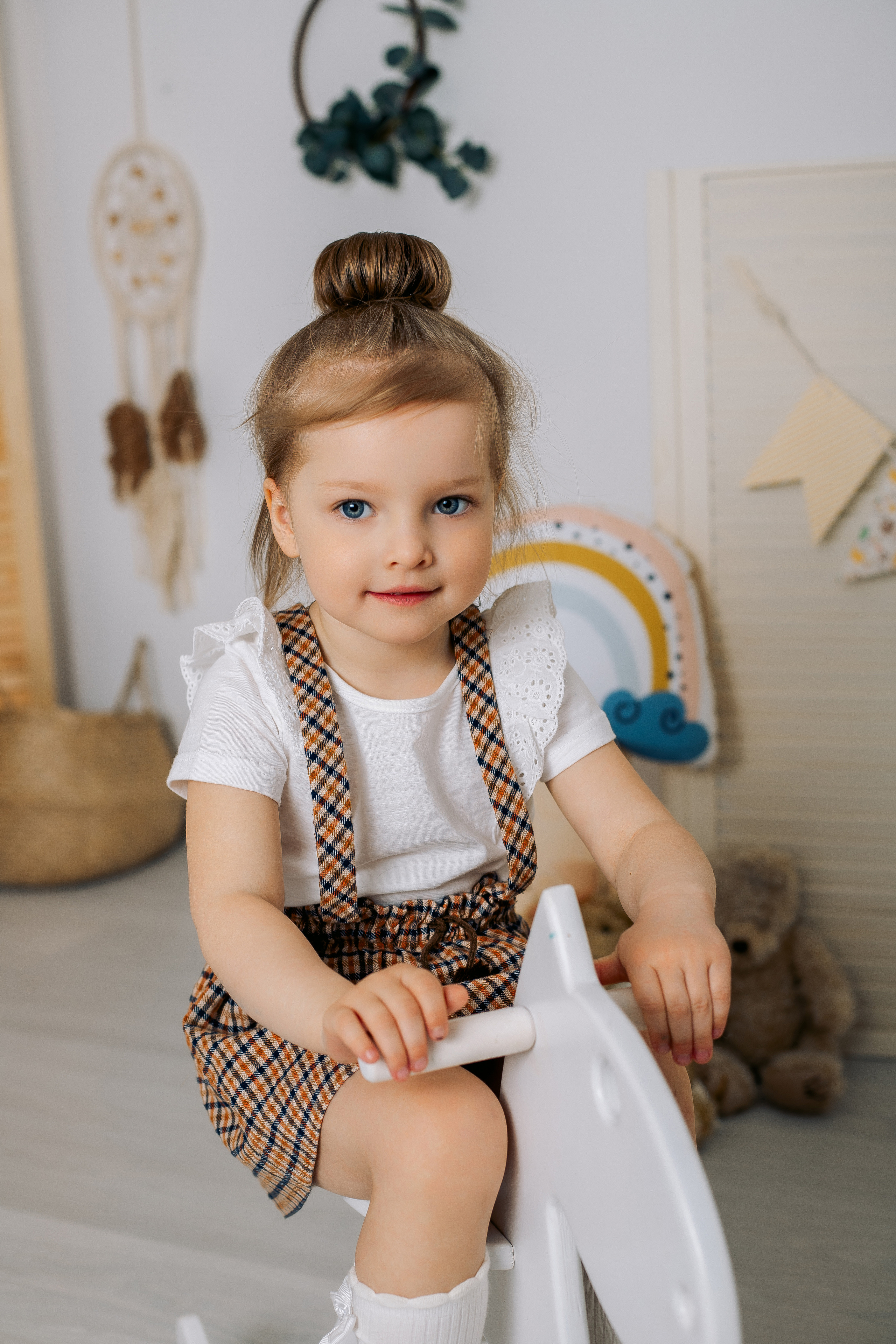 Фотосессия на лошадке игрушечной