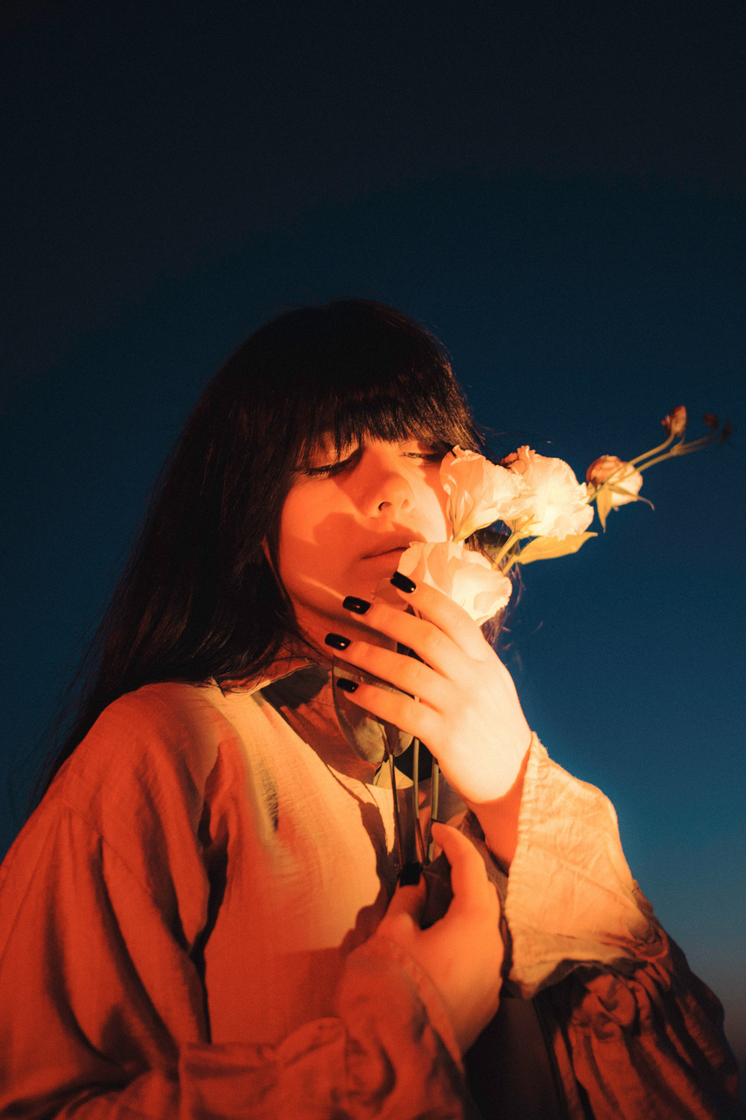 Фотосессия с цветным светом у моря