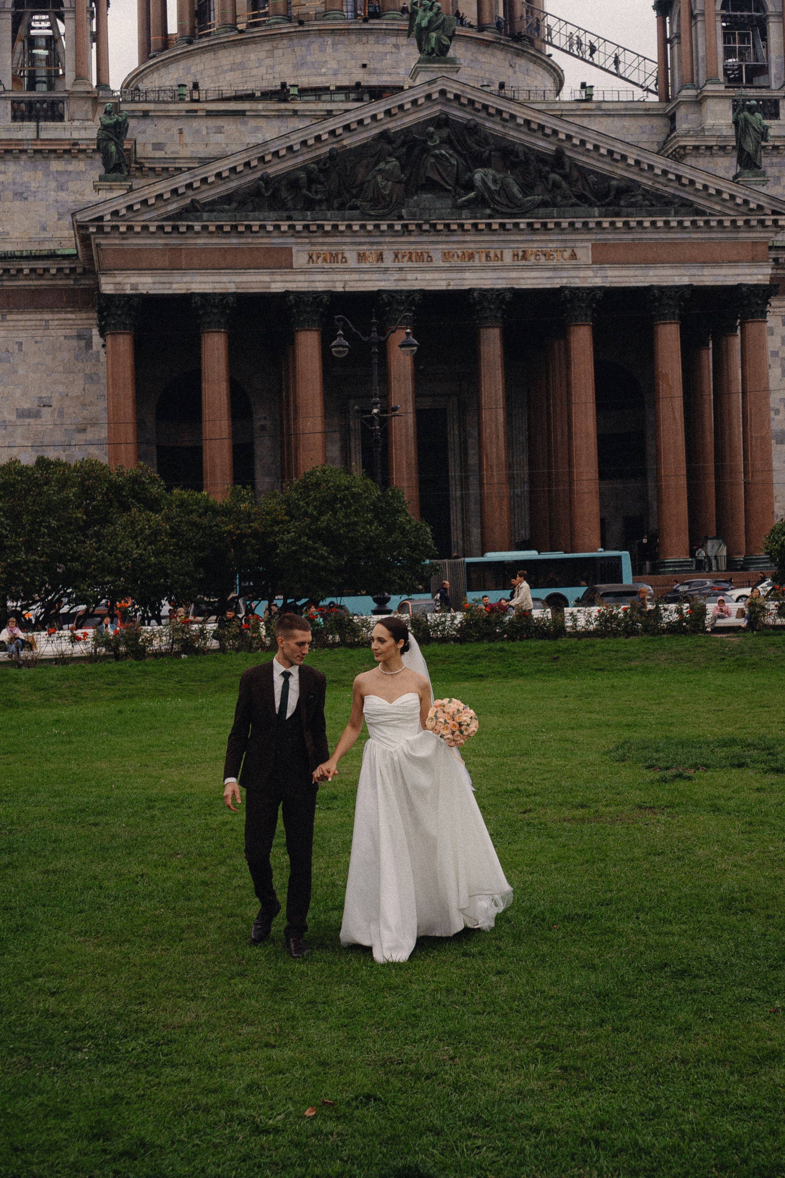 СВАДЕБНАЯ ПРОГУЛКА В САНТК-ПЕТЕРБУРГЕ (ИСАКИЕВСКИЙ СОБОР, ЗИМНЯЯ КАНАВКА, ЭРМИТАЖ И БОЛЬШАЯ МОРСКАЯ УЛИЦА). Профессиональный фотограф, Санкт-Петербург — Виктория Богомолова