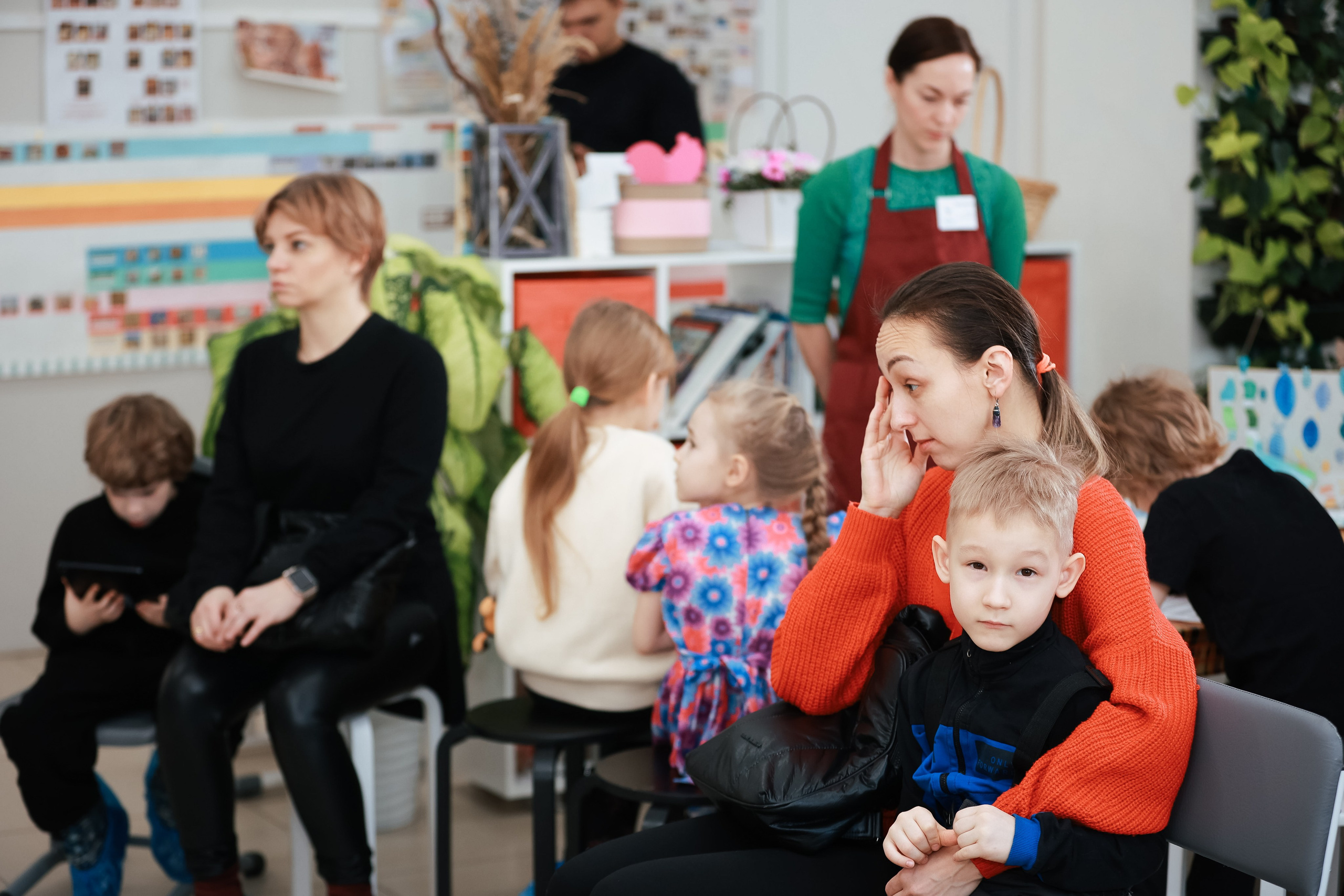 Родители с детьми на открытии детского клуба, событийная съёмка