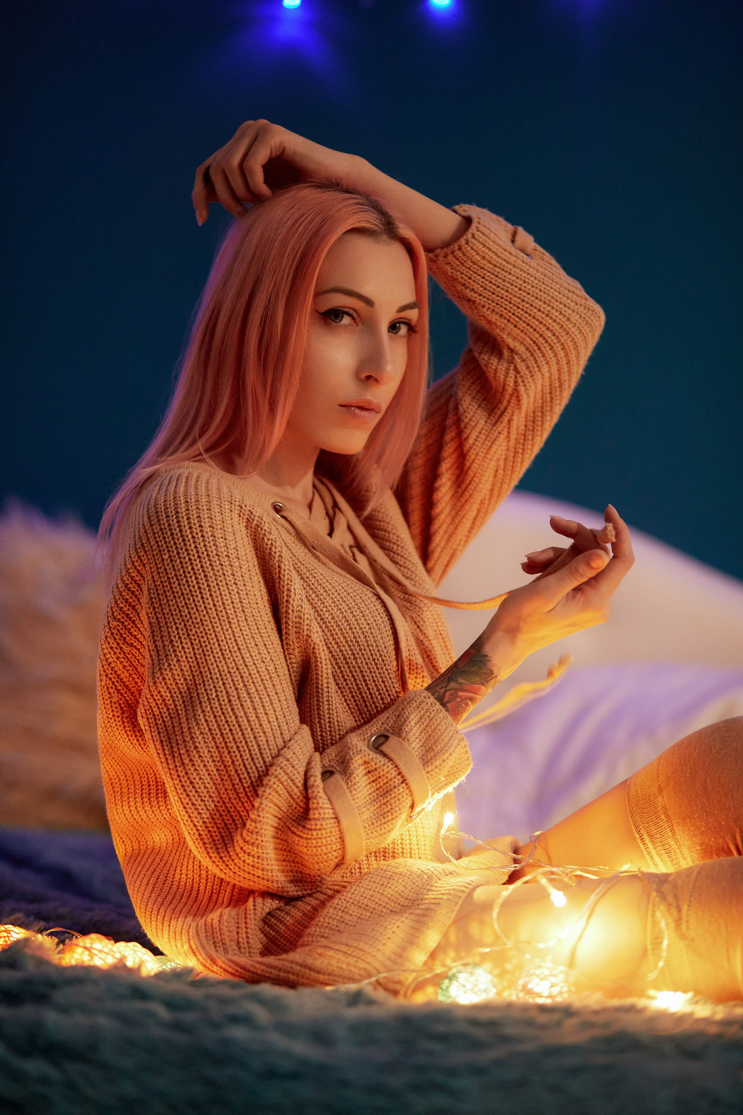 Ламповая домашняя фотосессия с гирляндой и девушкой на кровати