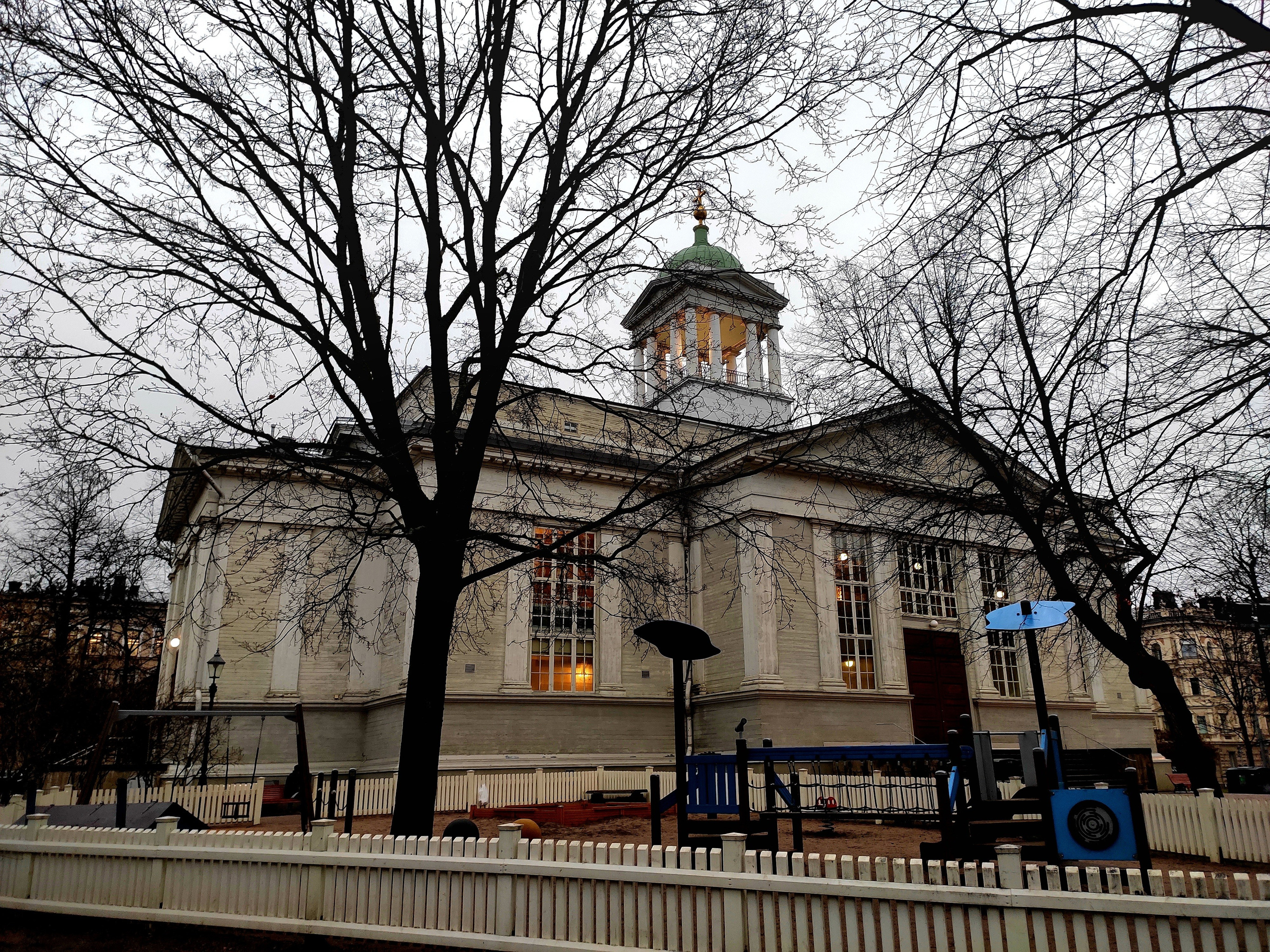 Старая церковь, деревянная постройка недалеко от проспекта Маннергейма