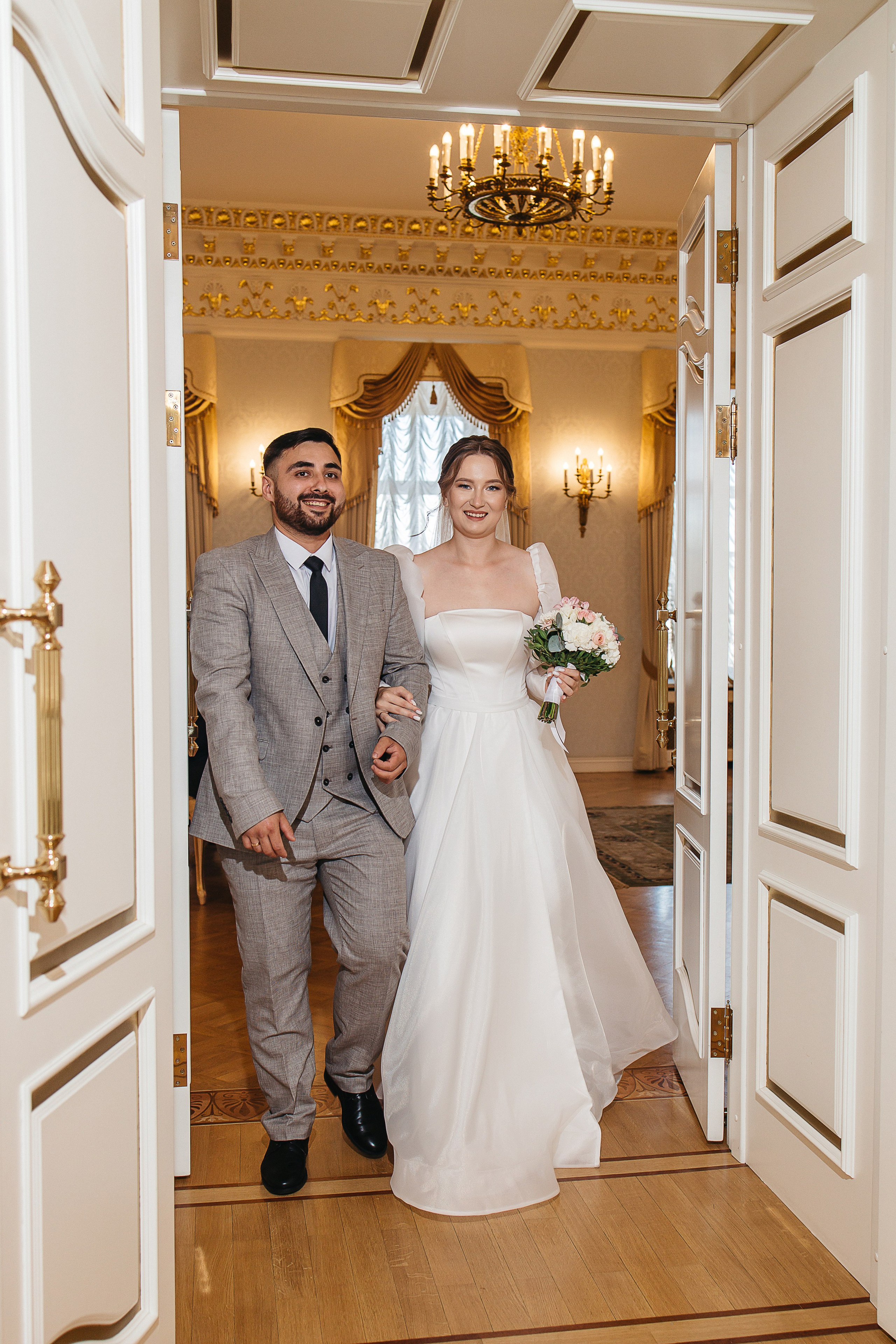 Свадебная фотосессия пары в номере отеля. Олег Сверчков | Свадебный фотограф Вологда