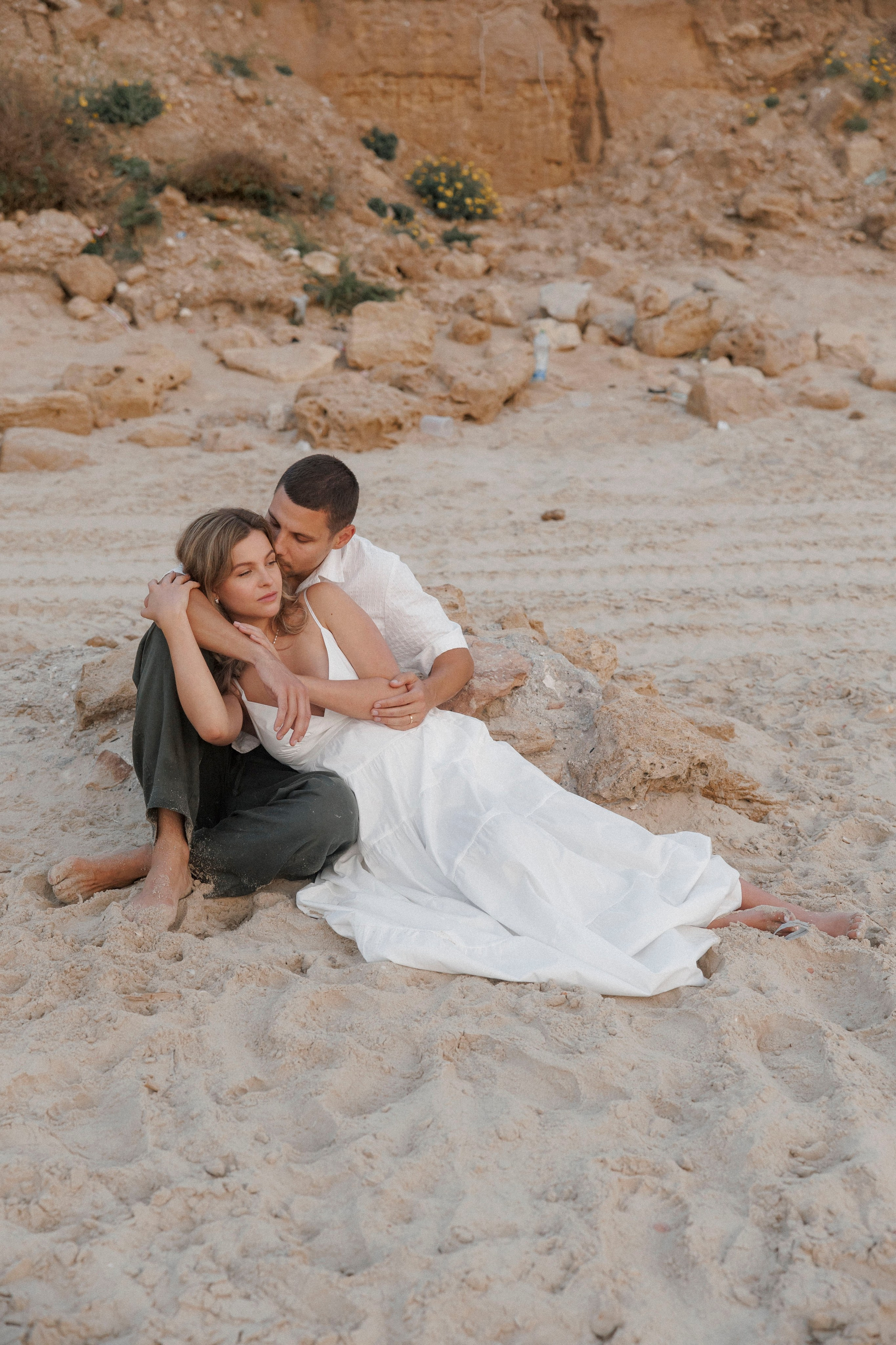 Pregnancy photoshoot near the sea (cloudy weather). Главная