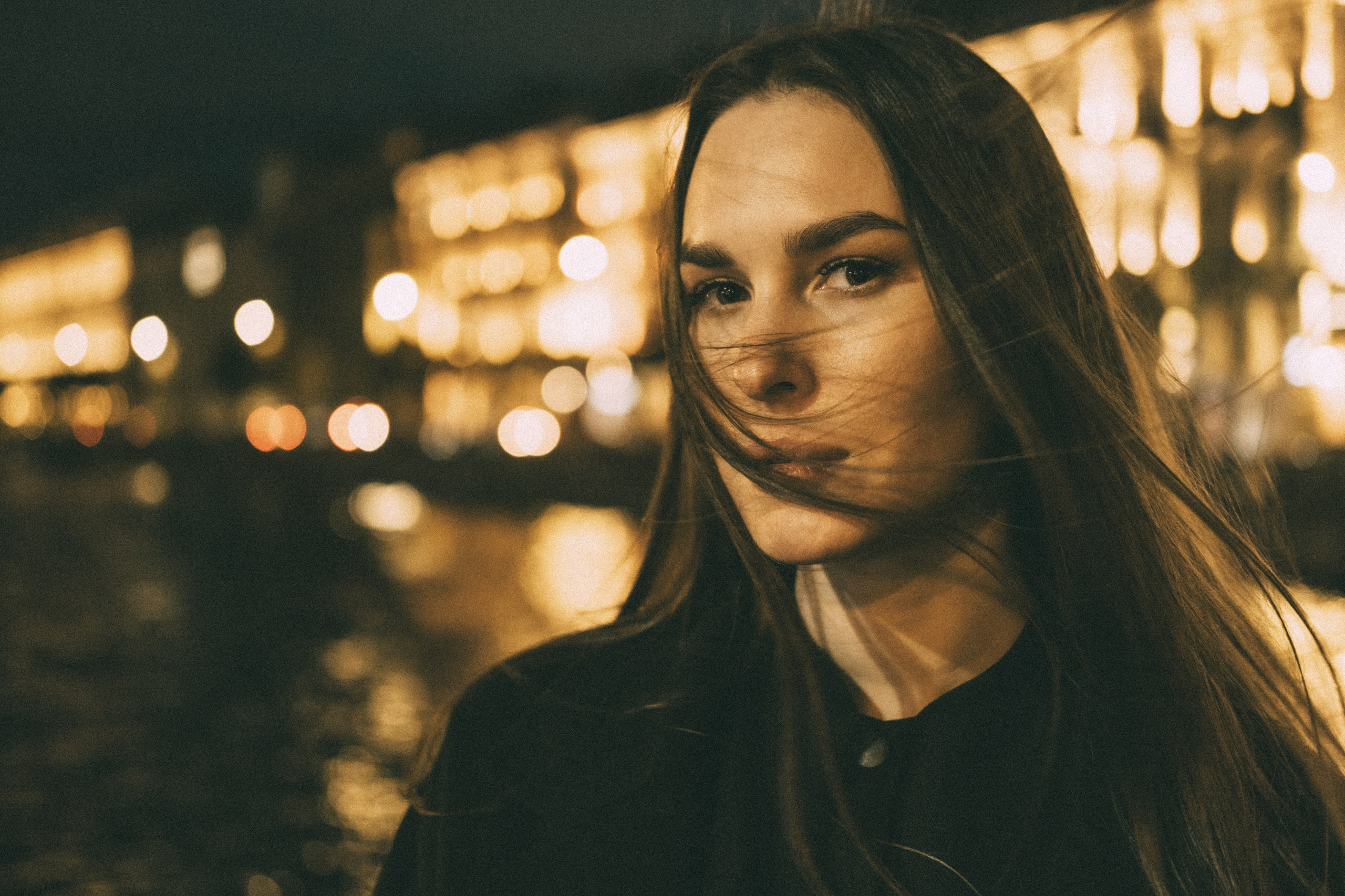 Ночь. Улица. Фонари. Девушка.