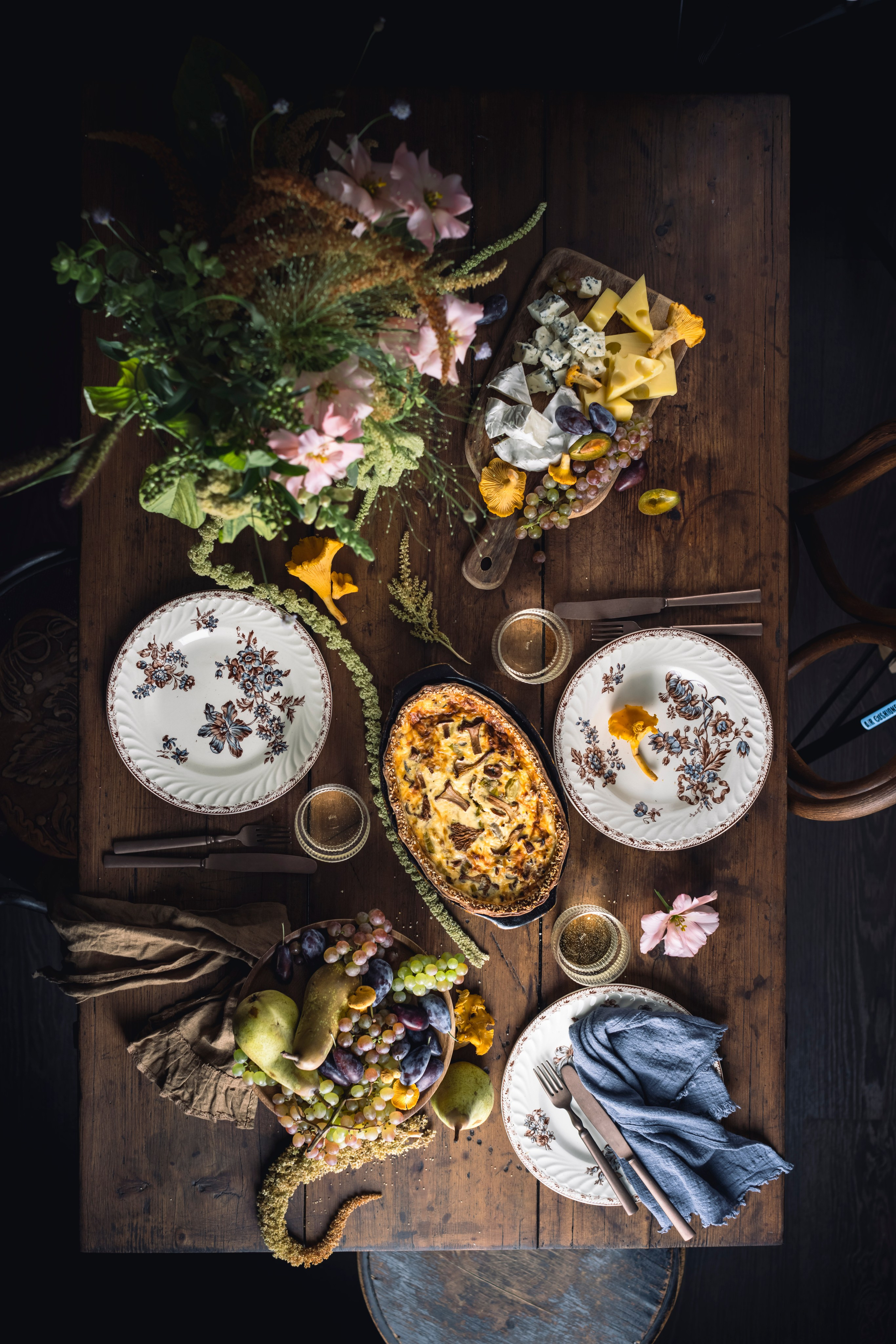 Киш с лисичками сервировка. Foodie Stories (гастрономические истории) рекламная фуд-фотосъёмка, Москва