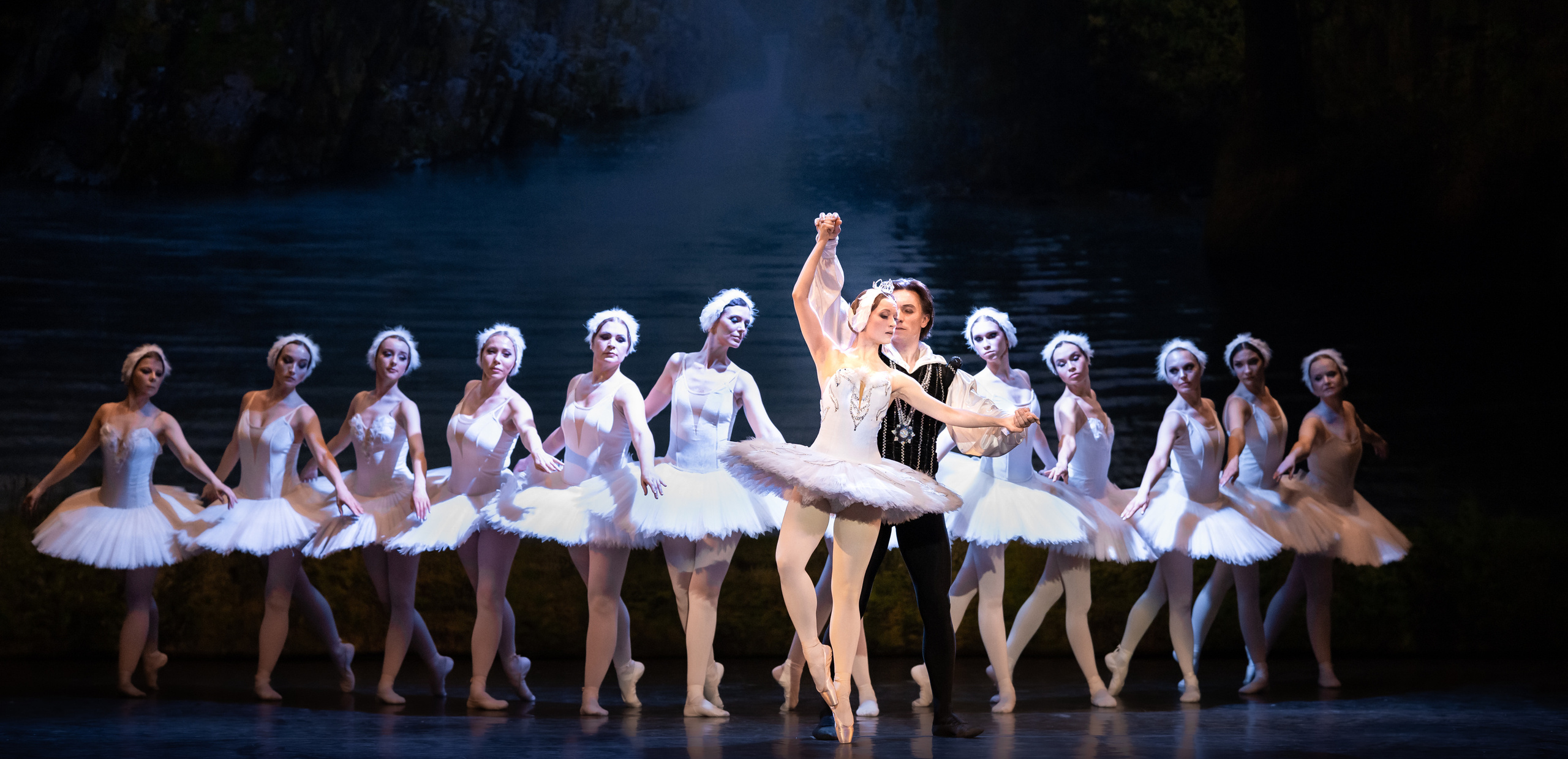 Люба — Одетта, отчётный спектакль группы балета. Балетный фотограф Москва Майоров Николай