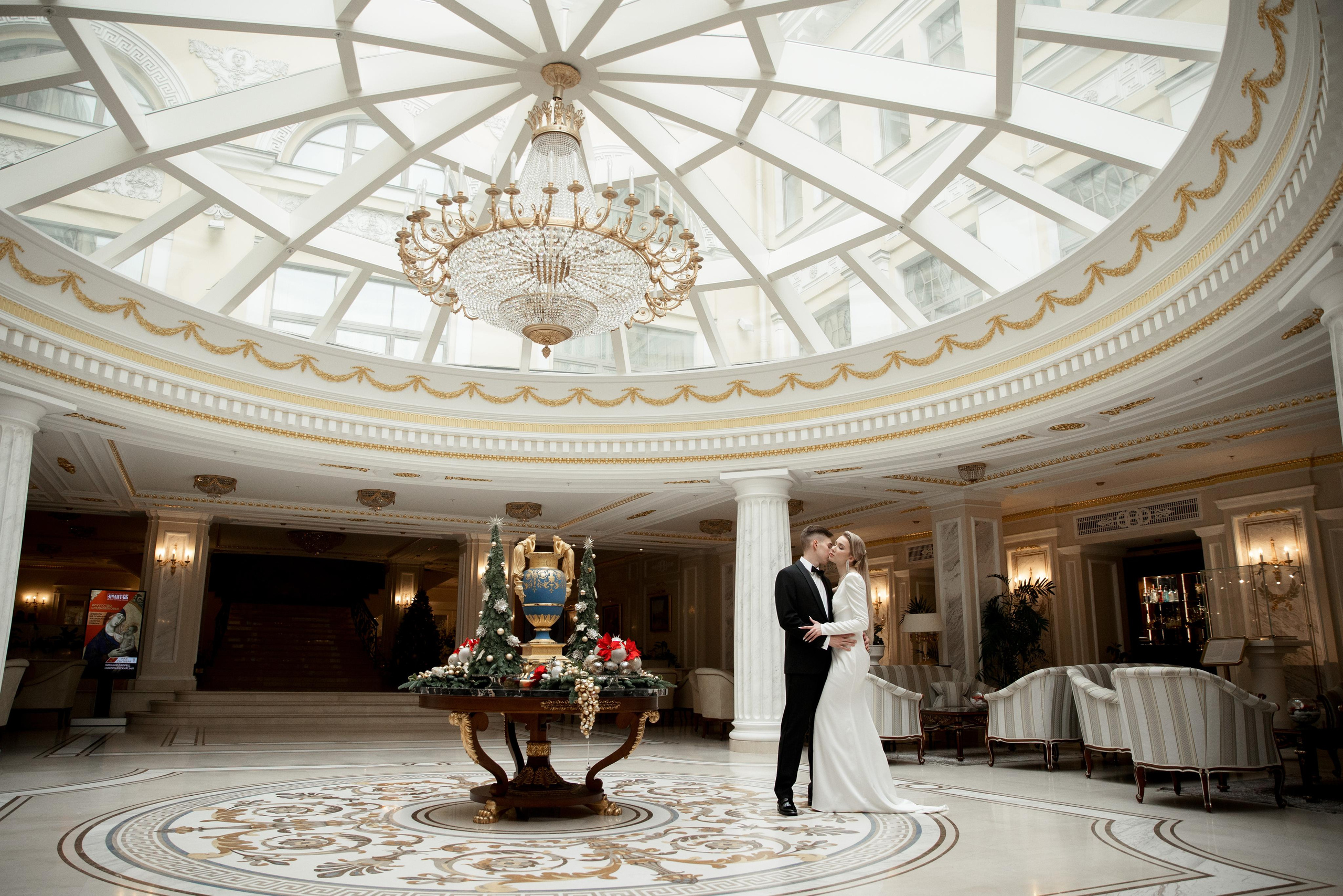 Свадебная фотосессия в отеле Эрмитаж. Свадебный фотограф в Санкт-Петербурге Никита Кузякин