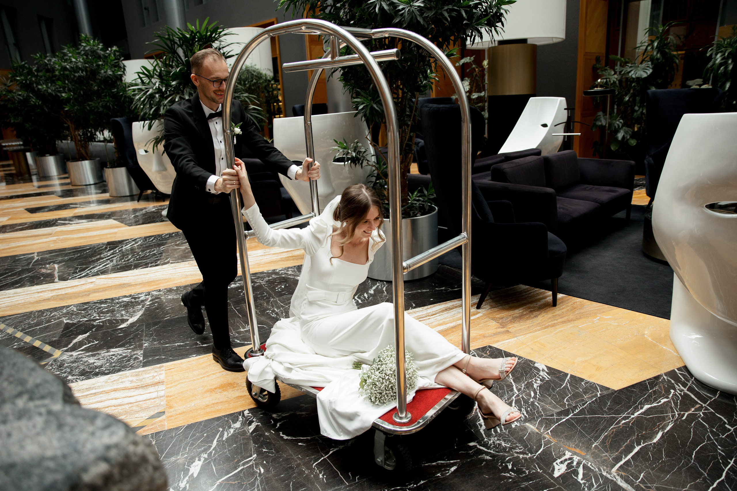 жених везет невесту на тележке 