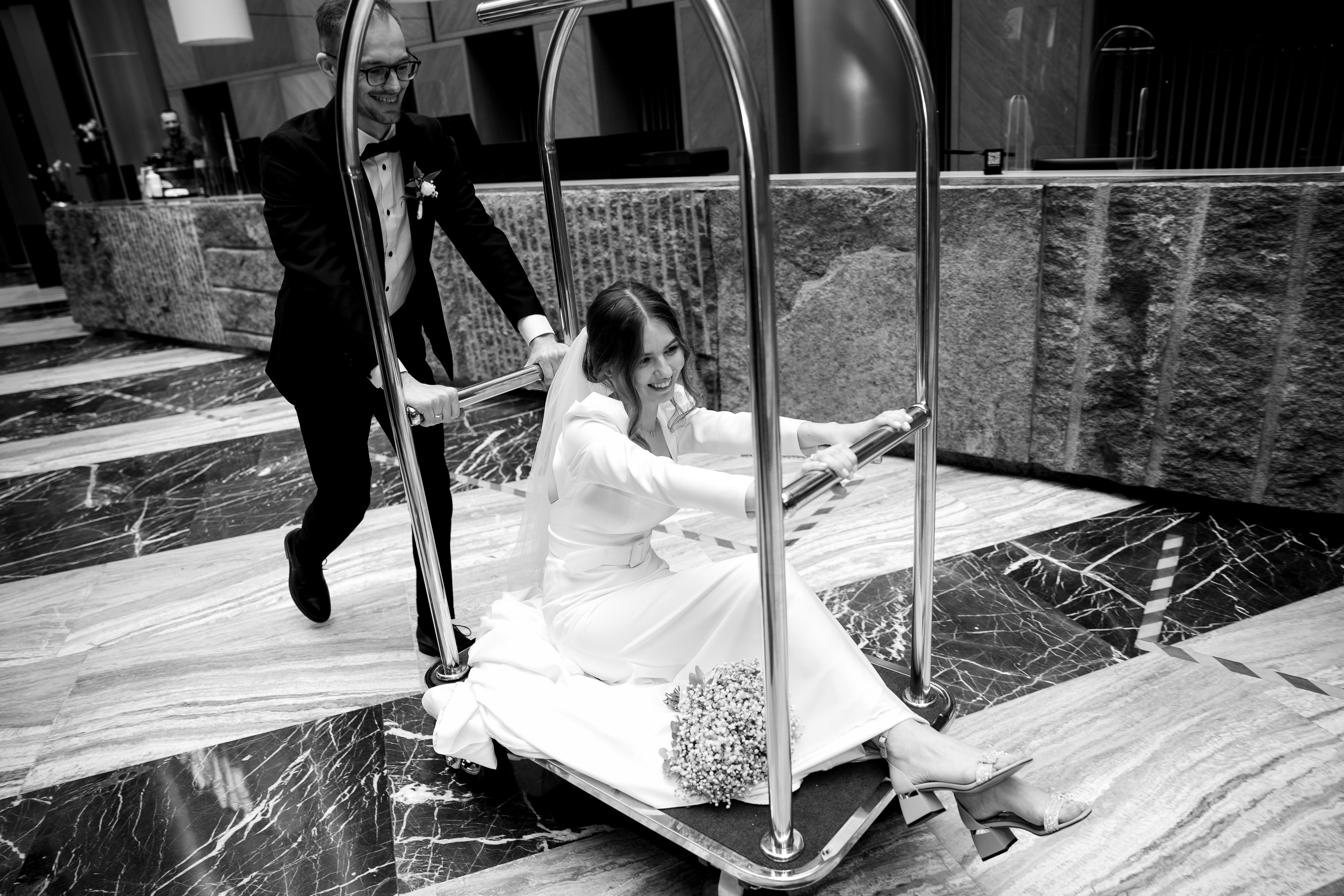 жених везет невесту на тележке 