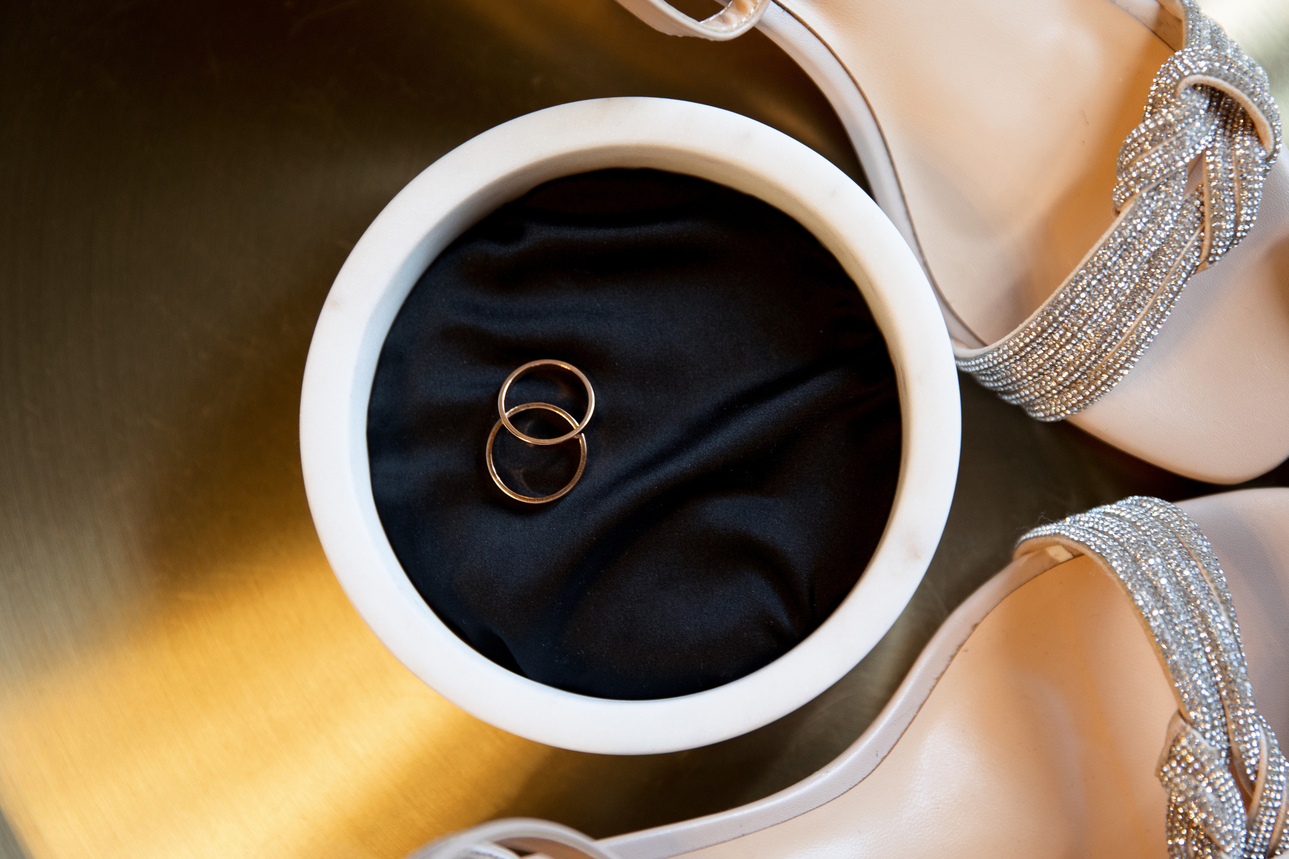 кольца фотосессия на свадьбе пример 