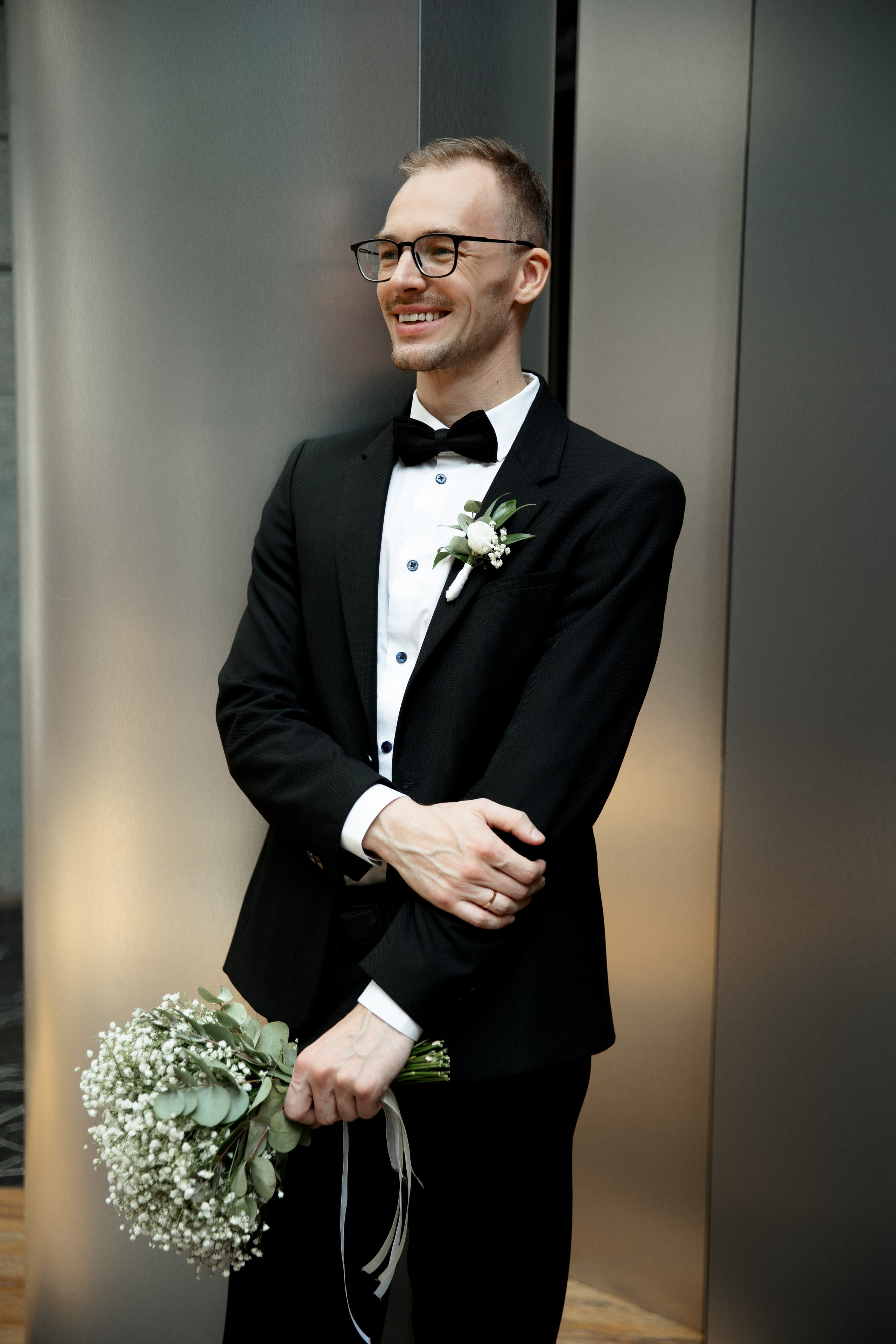 красивый жених в смокинге