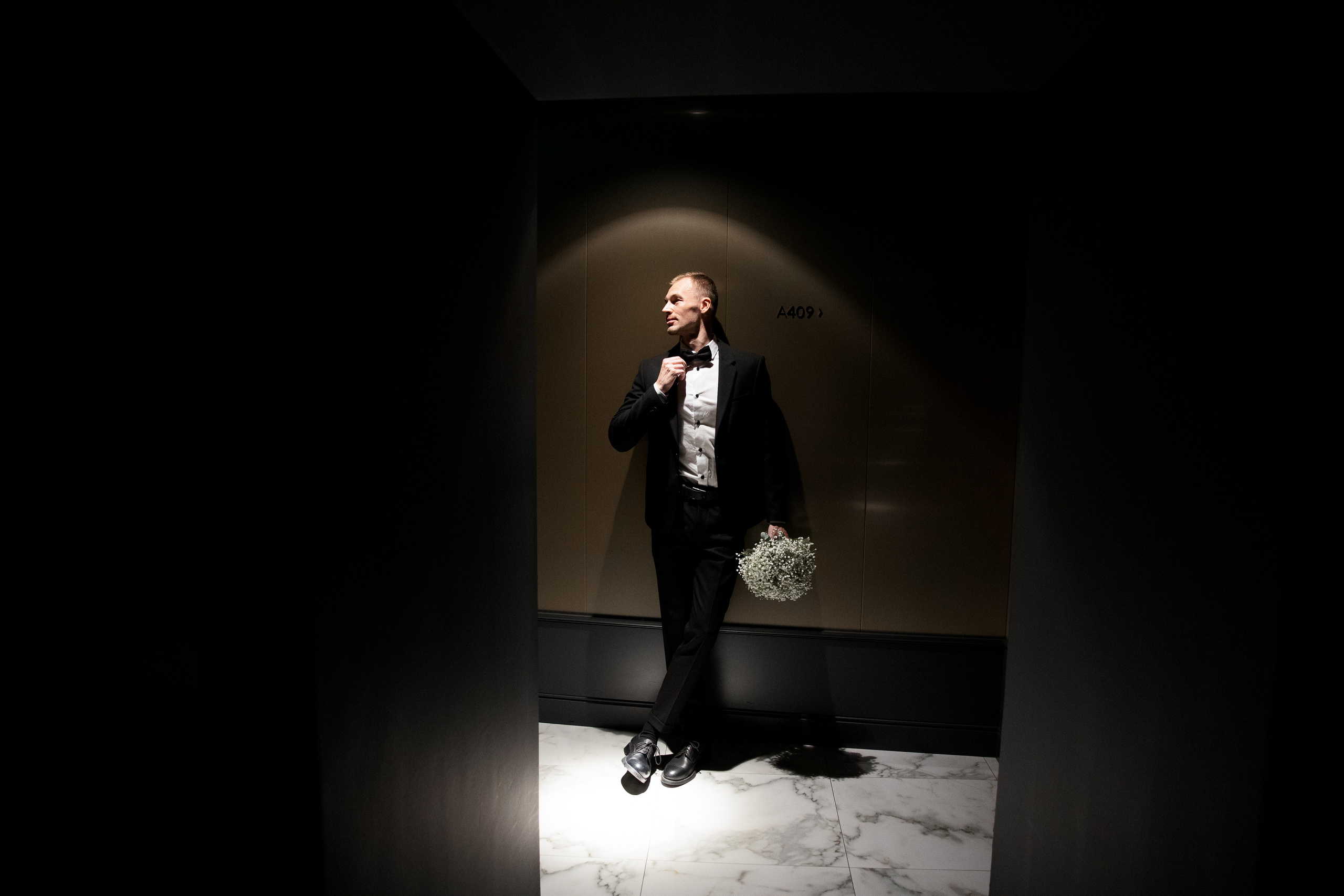 жених в смокинге 