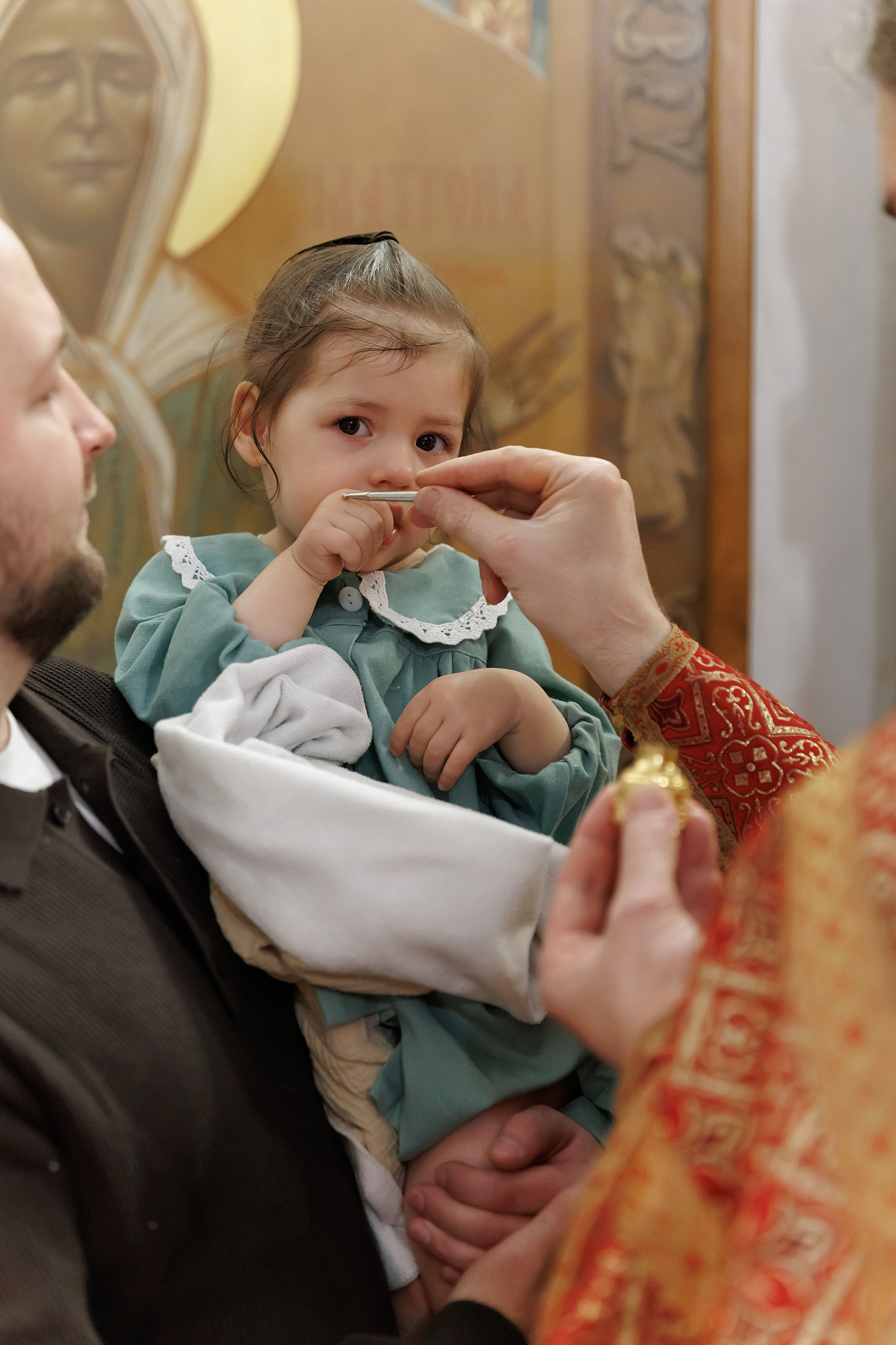 Крещение Аглаи в Церкви Покрова и Рождества Пресвятой Богородицы от Пролома. Свадебный фотограф в Пскове и Санкт-Петербурге | Анна Голикова