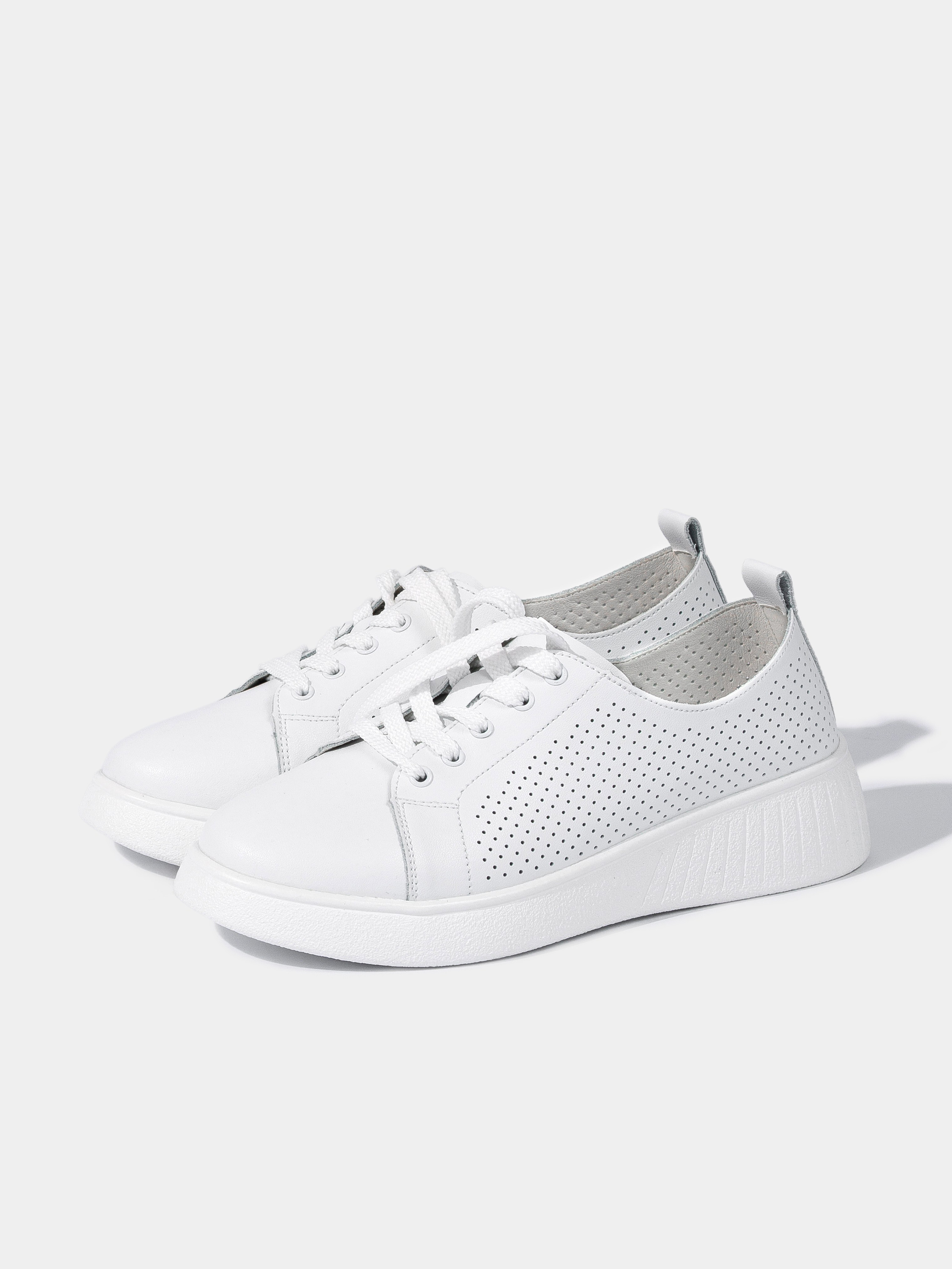 белые летние кеды на белом фоне