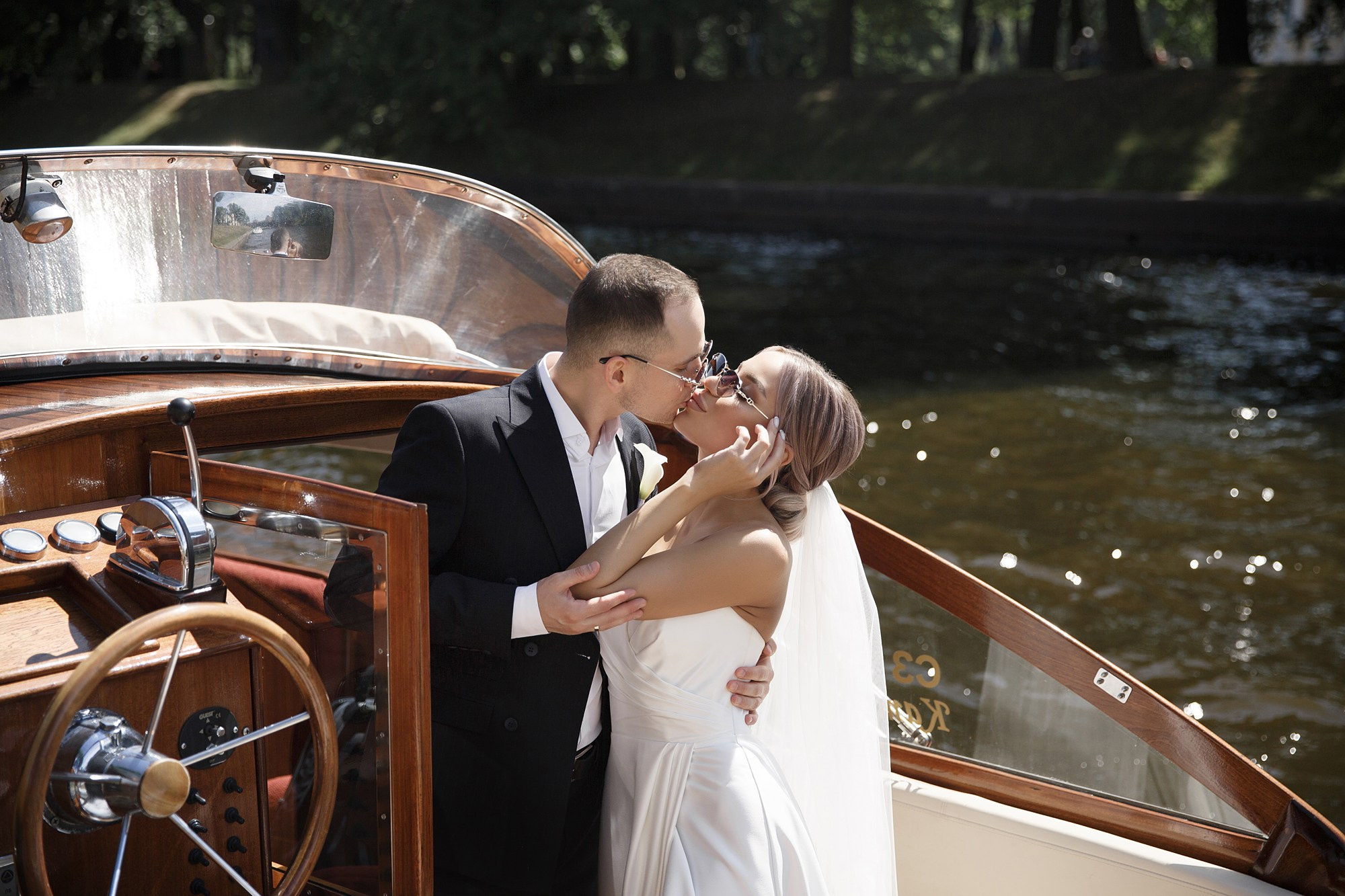 Свадьба на катере. Свадебный фотограф в Санкт-Петербурге Наталья Вендт