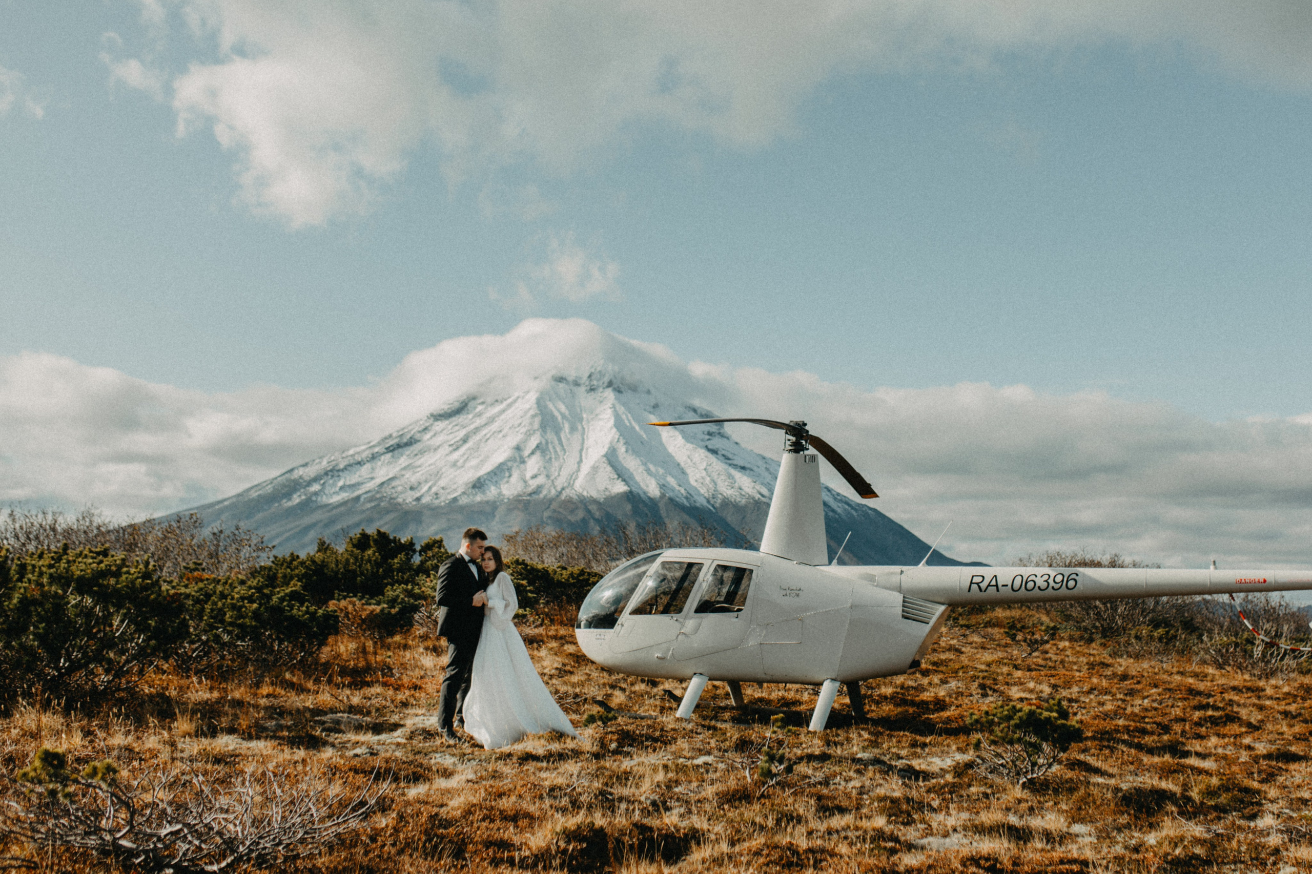 Вертолетный полет Бухта Жировая. Свадебное фото и видео на Камчатке. Туристические маршруты