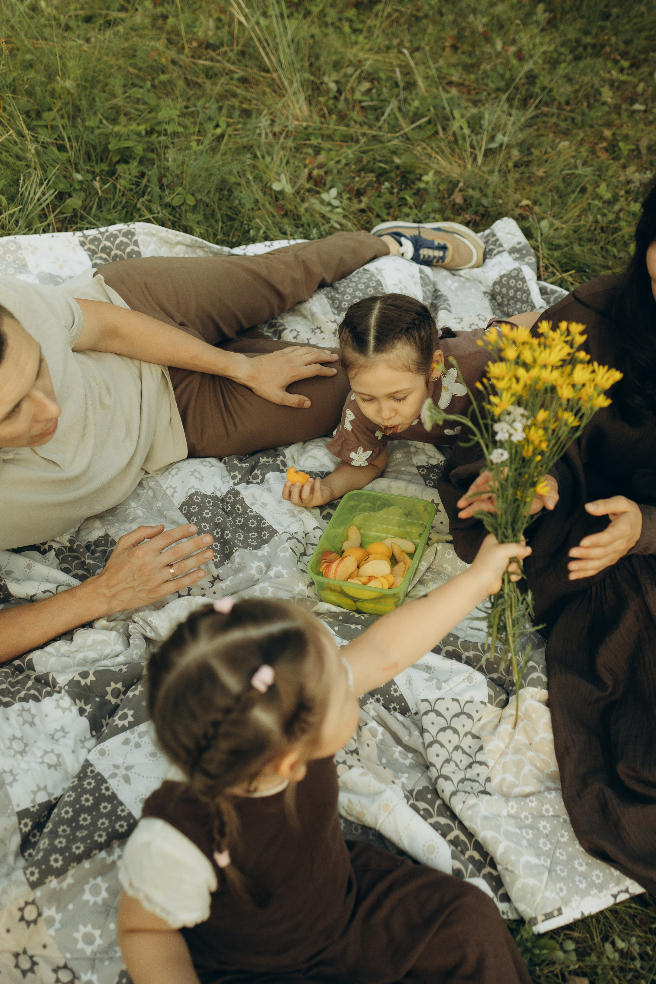 На природе. Семейный фотограф Новосибирск Фотограф на выписку Новосибирск