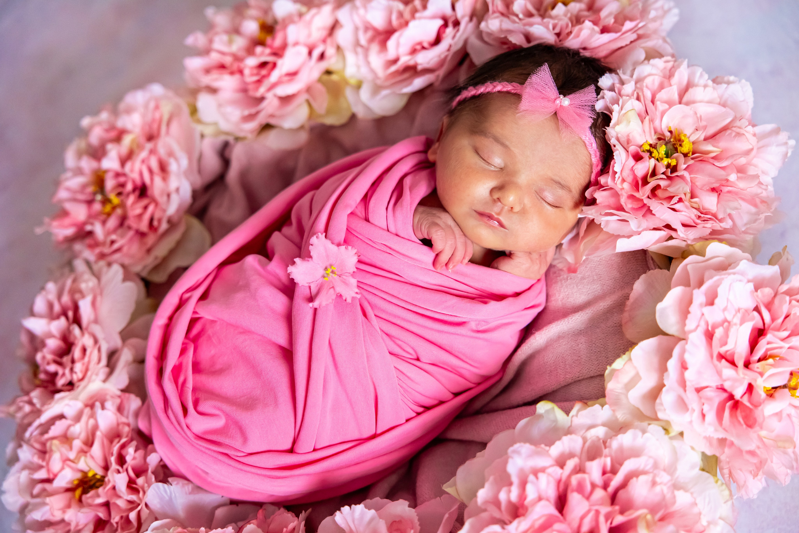 Кира в пионах. Оксана Ромашкина- семейный и ньюборн фотограф из Москвы