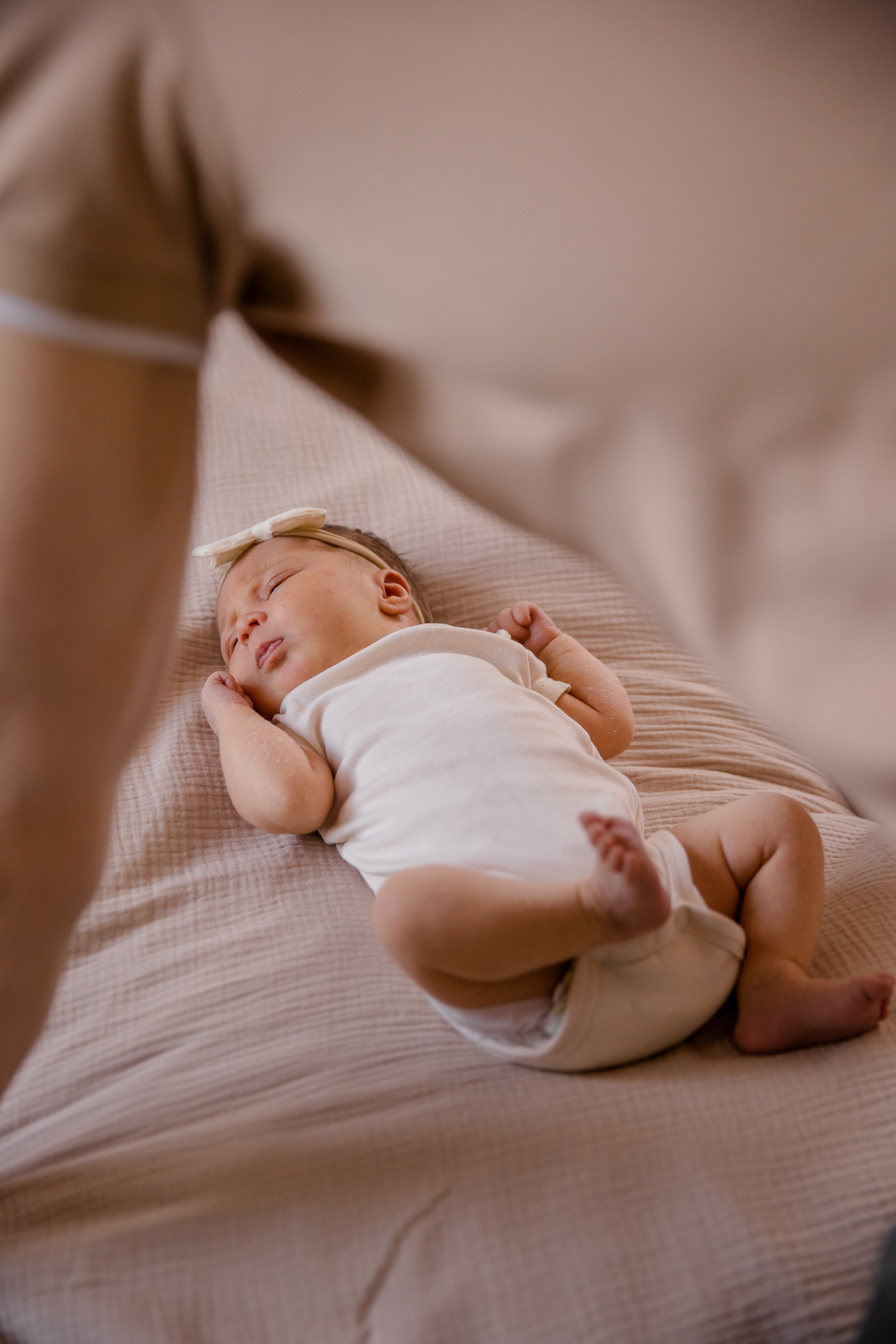 Новорожденная Ульяна в уюте дома. Семейный и детский фотограф в Москве Вера Ускова