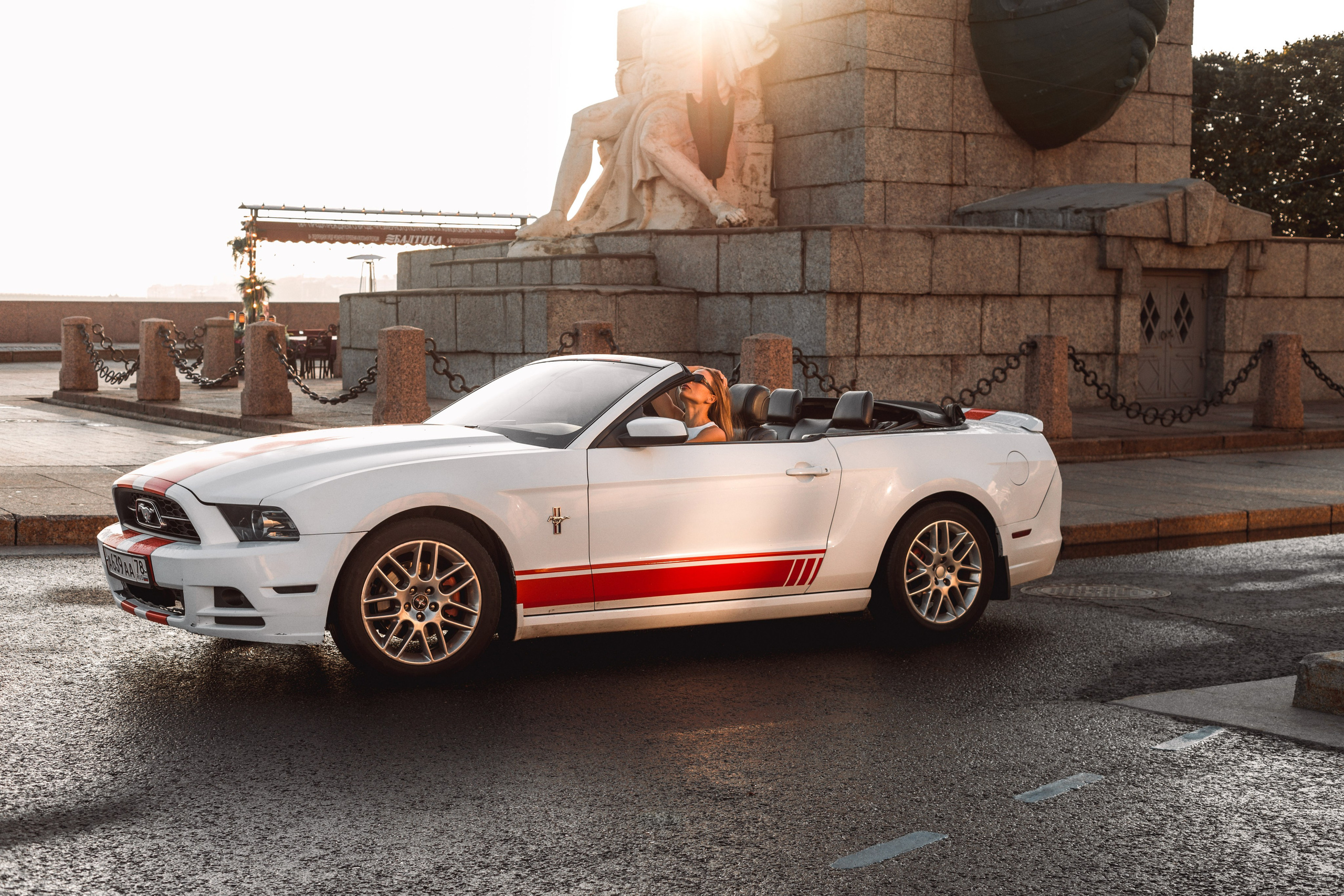 Девушка на белом автомобиле Ford Mustang  . У ростральной колоны . Василеостровская стрелка. 
