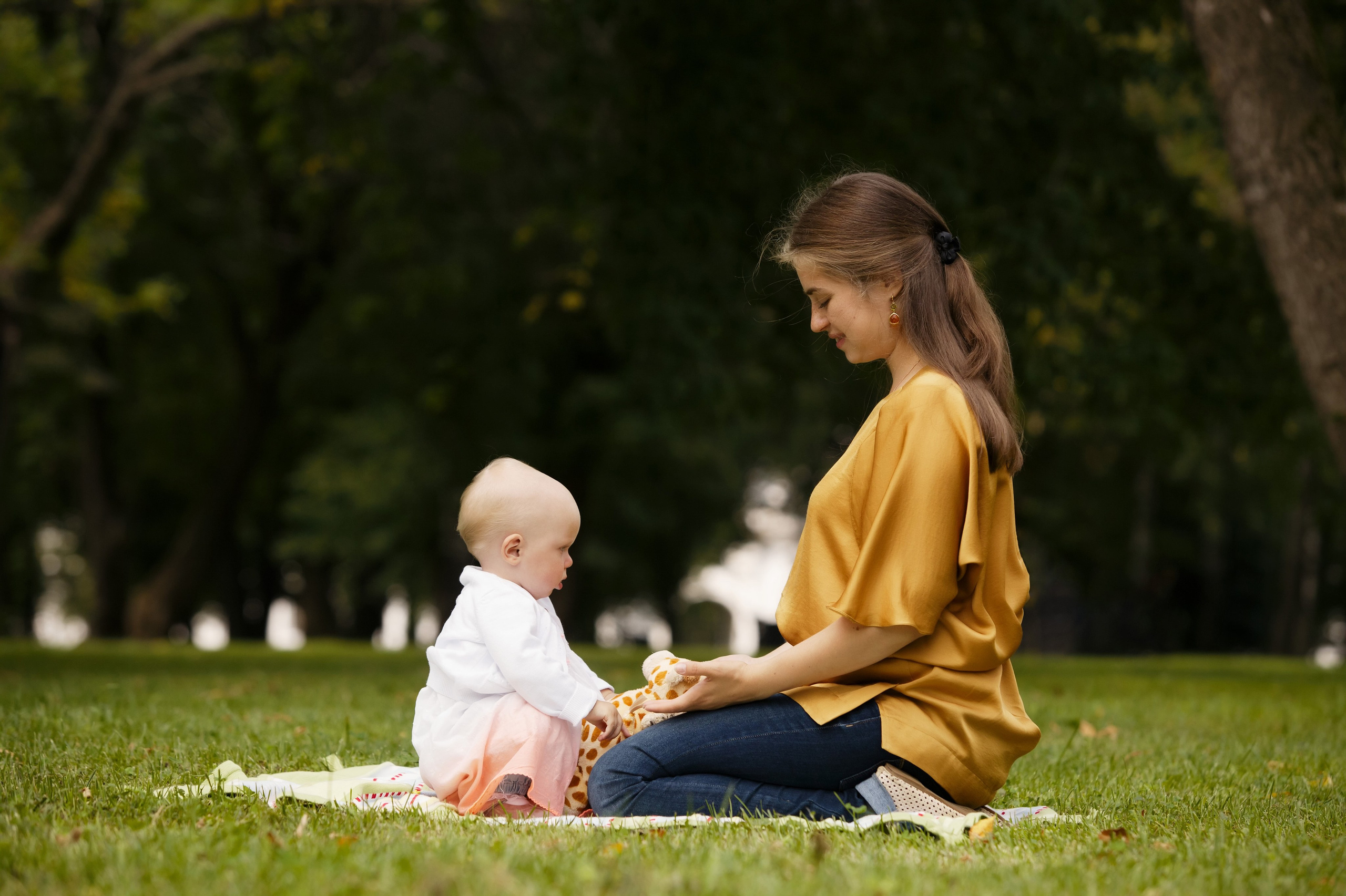 Прогулка малышки с мамой в парке. Фотографы в Москве Светлана Устинова и Сергей Грачев