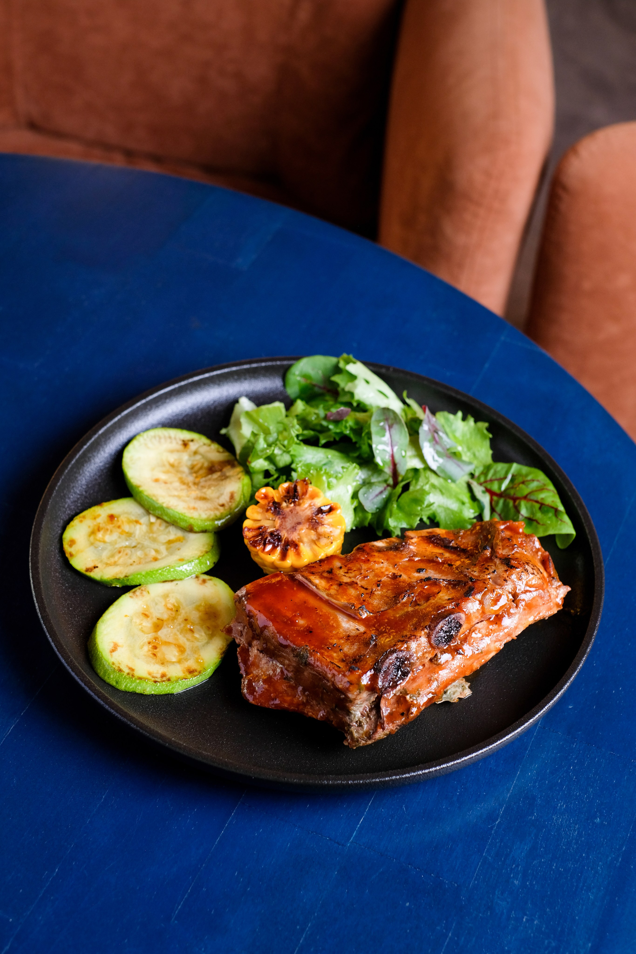 тарелка с мясом на синем столе