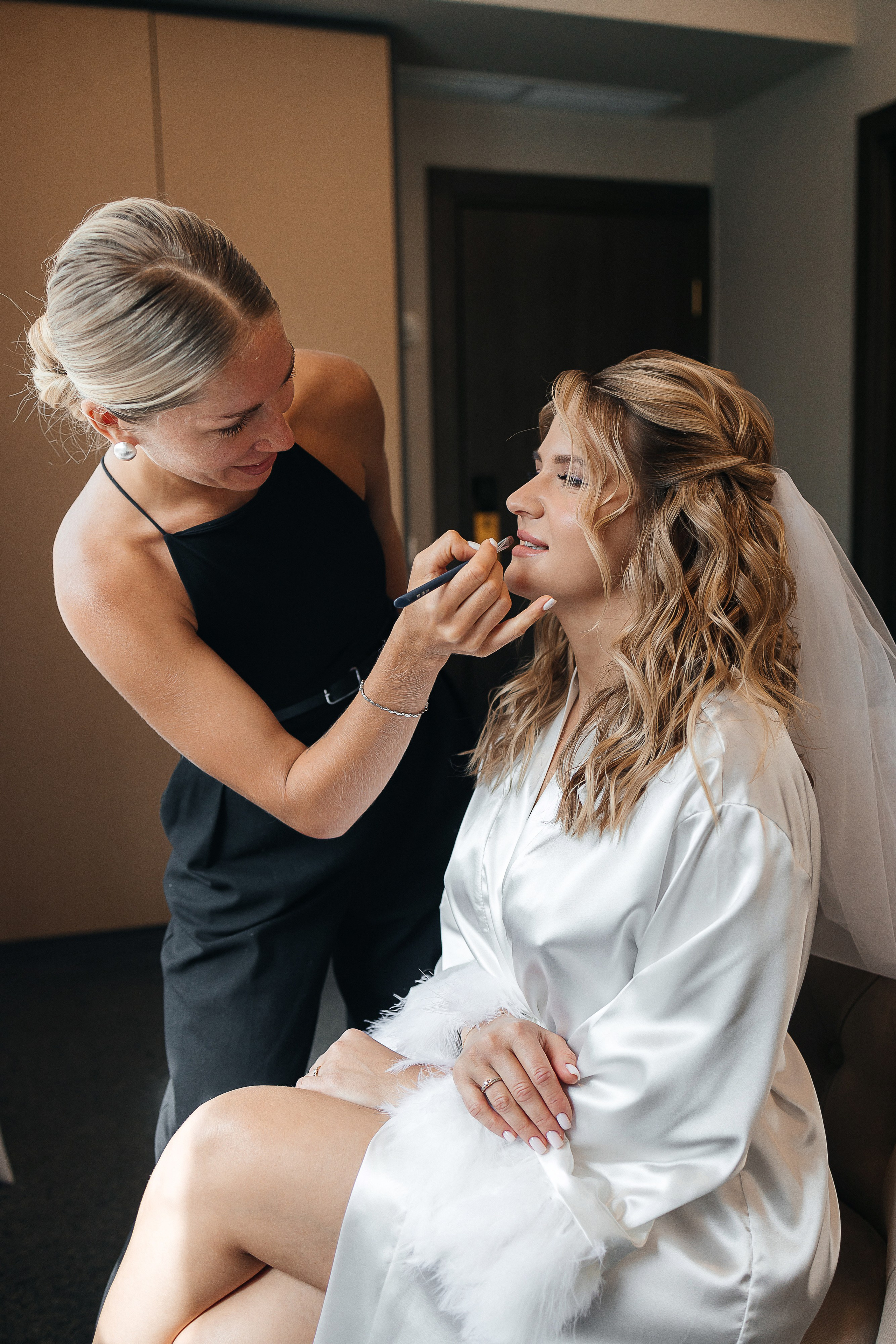 Трогательная выездная церемония в уютном дворике отеля. Олег Сверчков | Свадебный фотограф Вологда