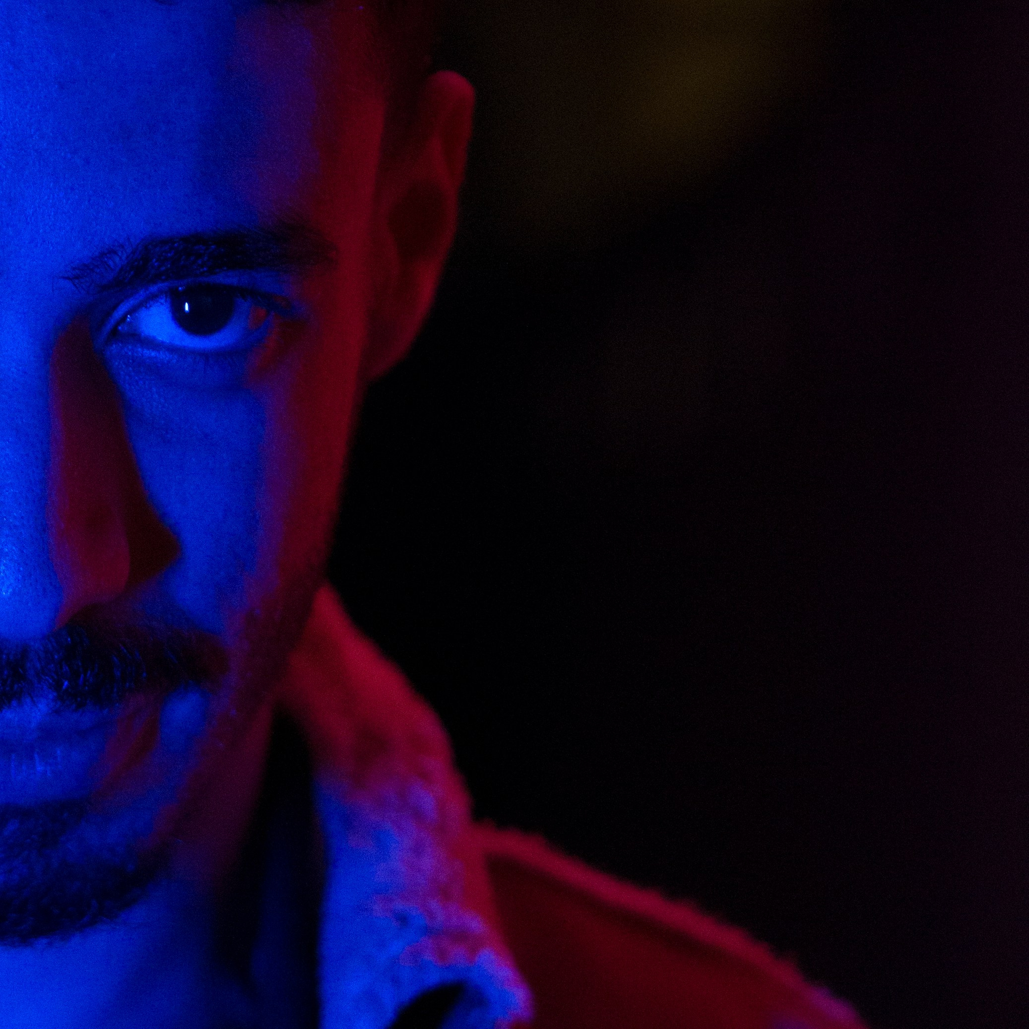 Зинадин. Уличная сессия с цветным светом