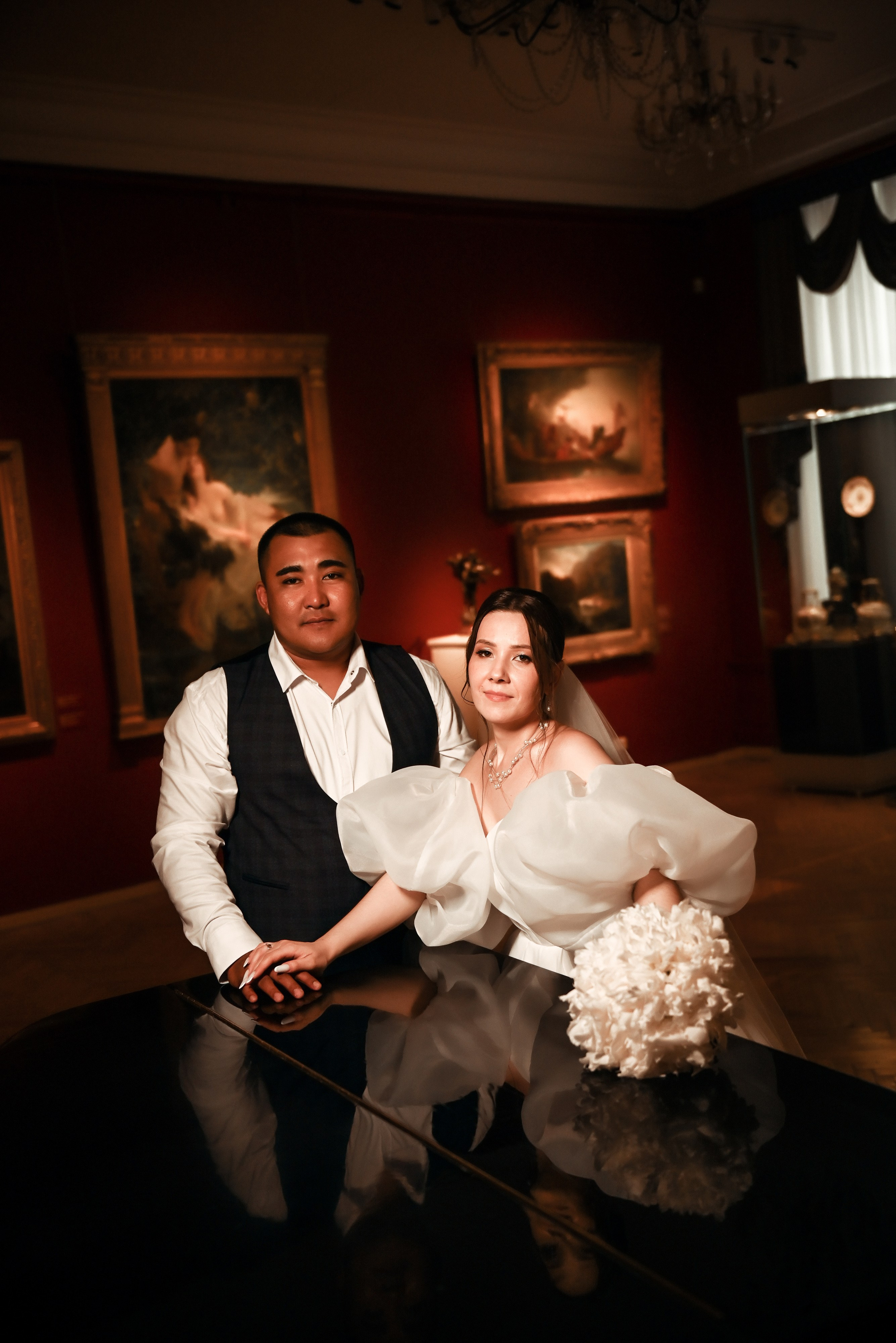 Небольшая свадебная серия в музее и прогулкой под дождем Эльмиры и Ризата. Свадебный, семейный, детский, контент фотограф в Омске Максим Ильин