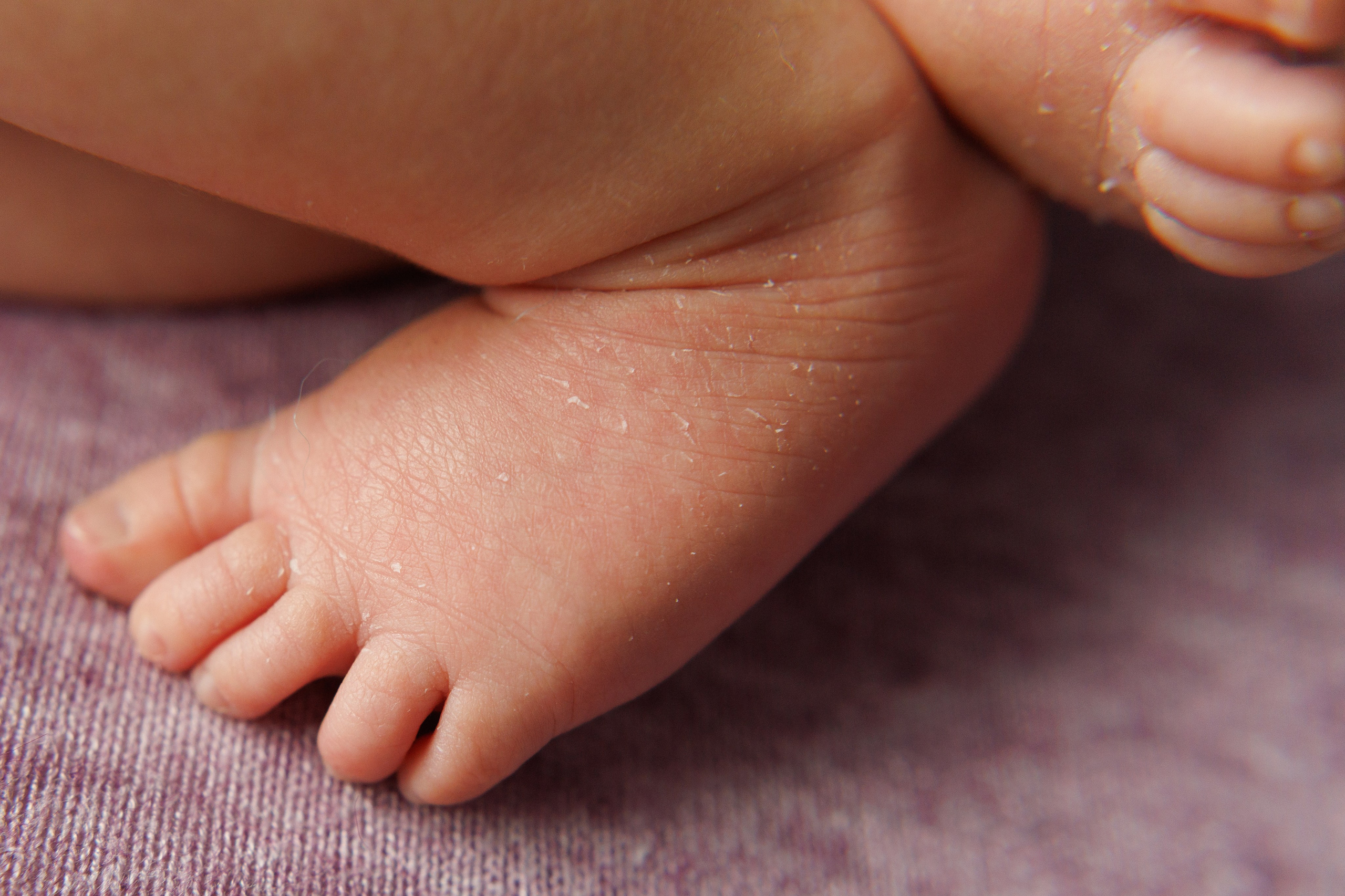 новорожденный ребенок крупным планом 