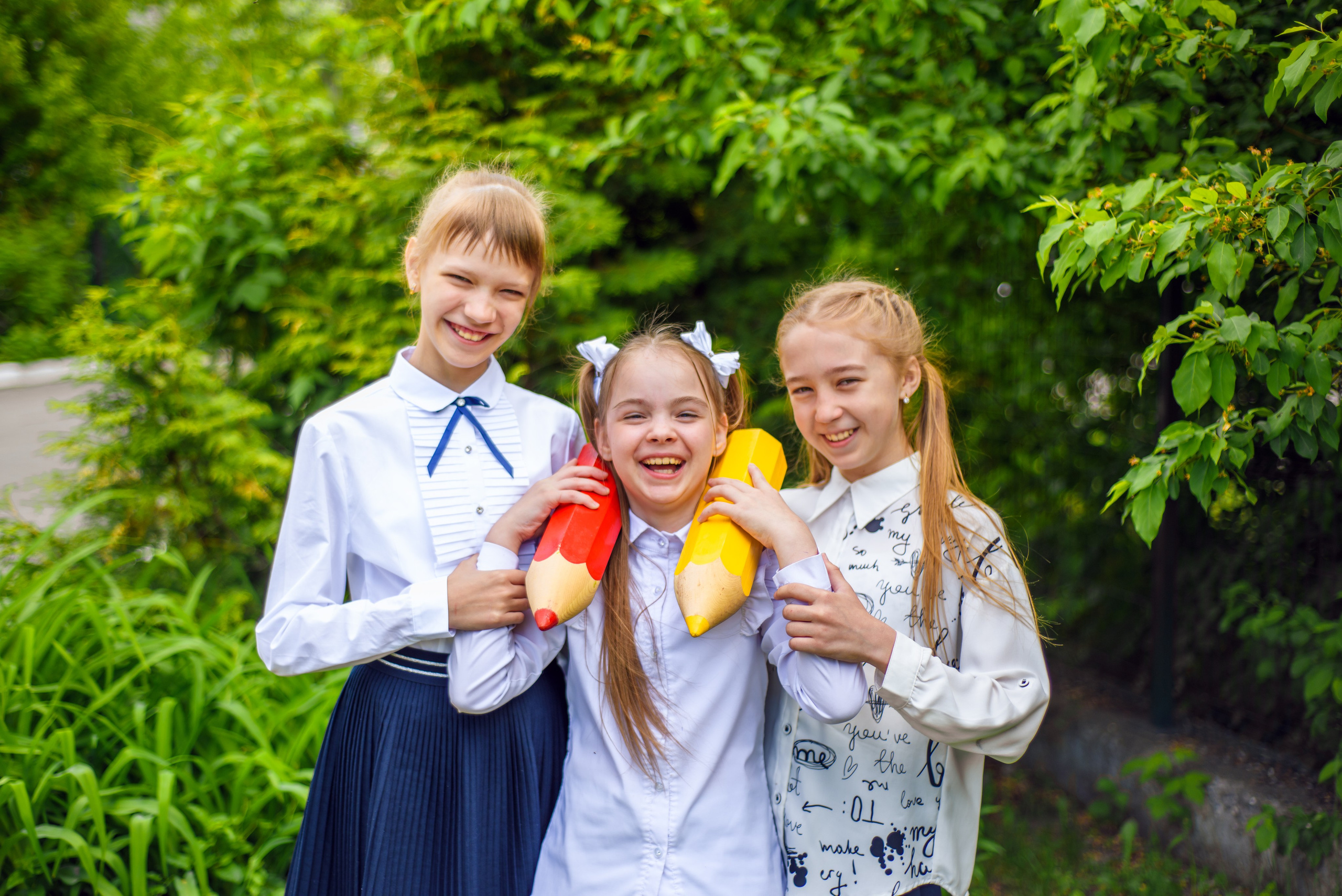 Фотосъемка в школьном саду. Фотограф. Выпускные альбомы в Барнауле