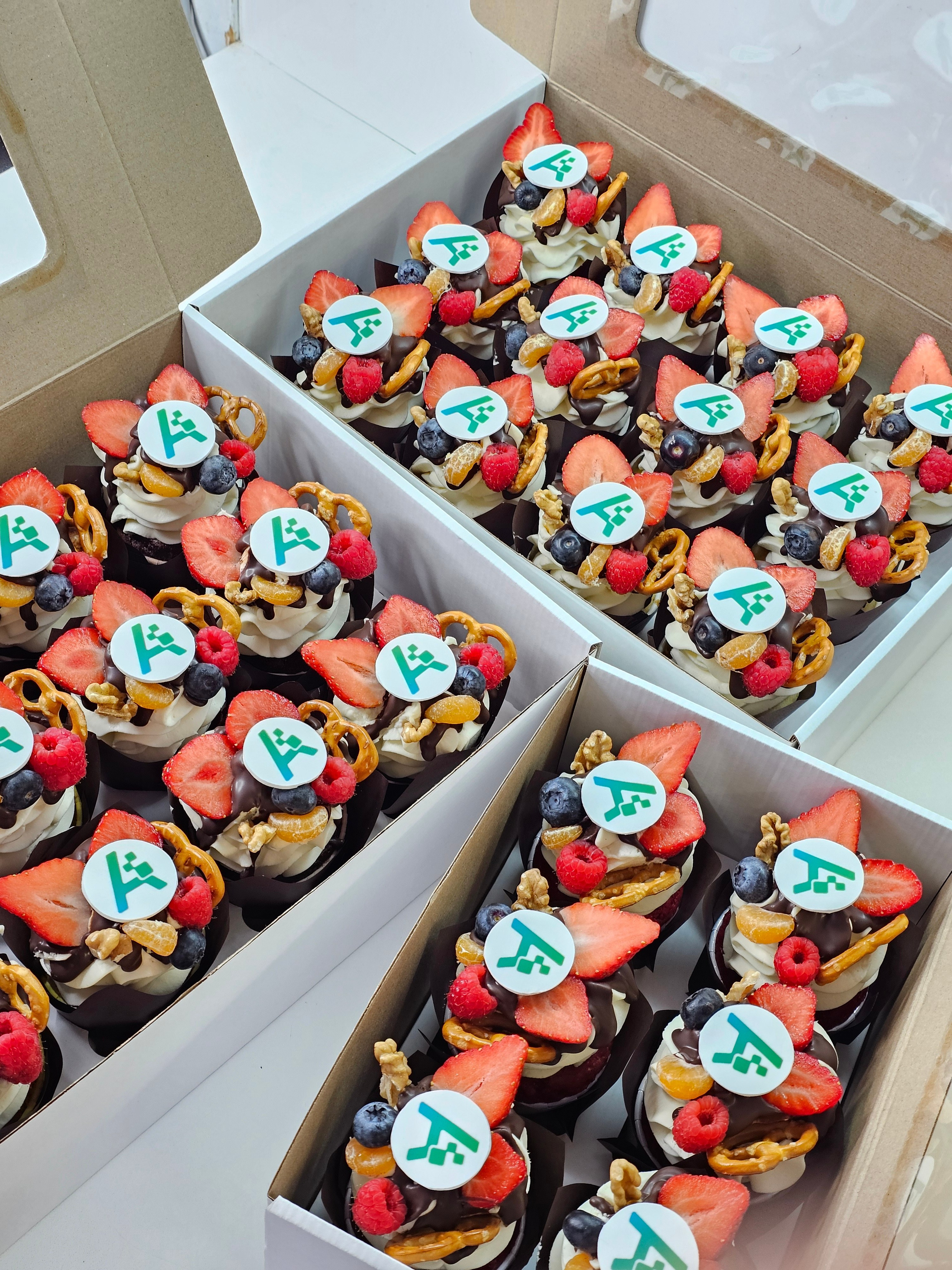 Капкейки стандартные с логотипом. Katyasugarsugar капкейки, зефир, торты Москва