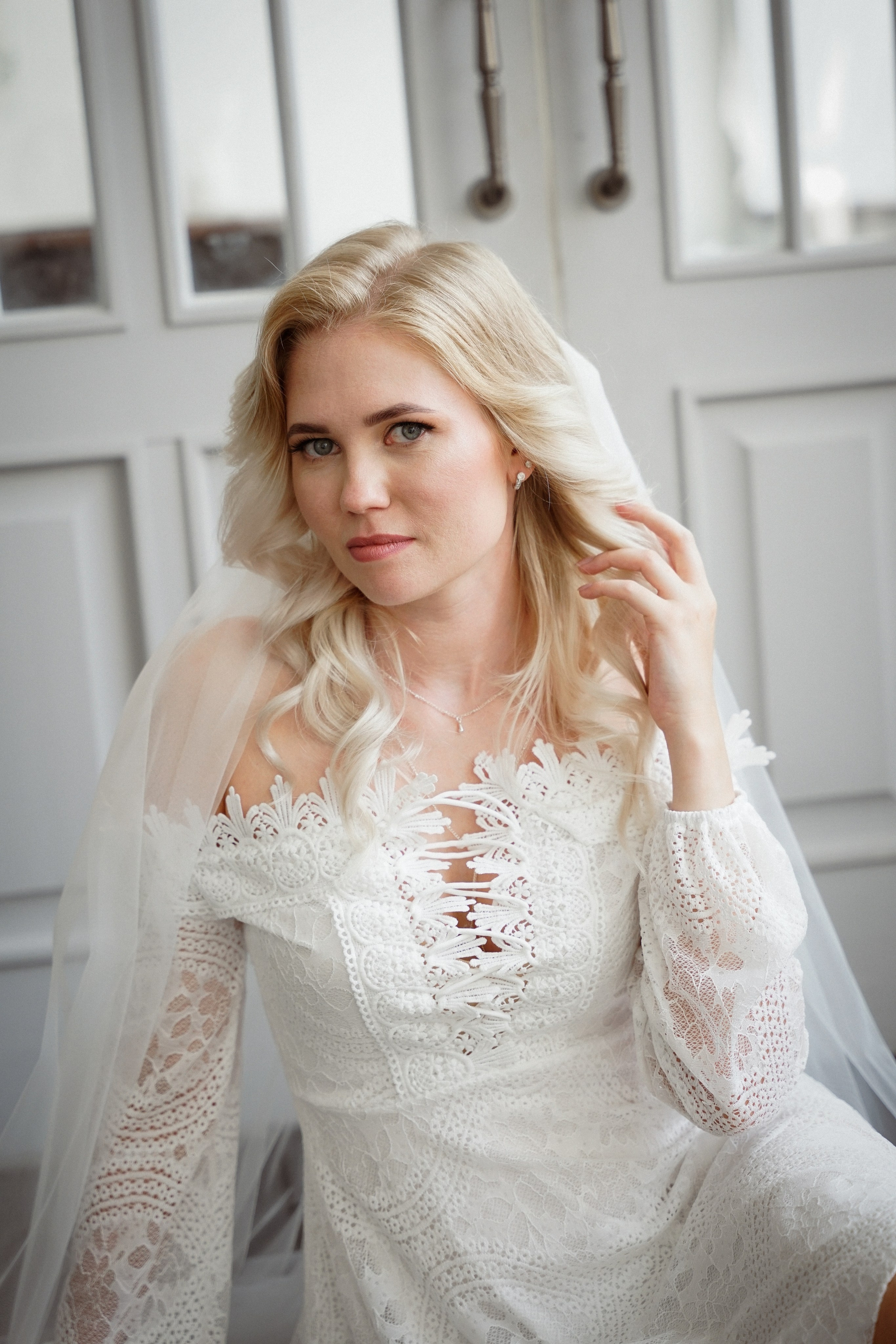 Свадебная фотосессия в студии с темным полом