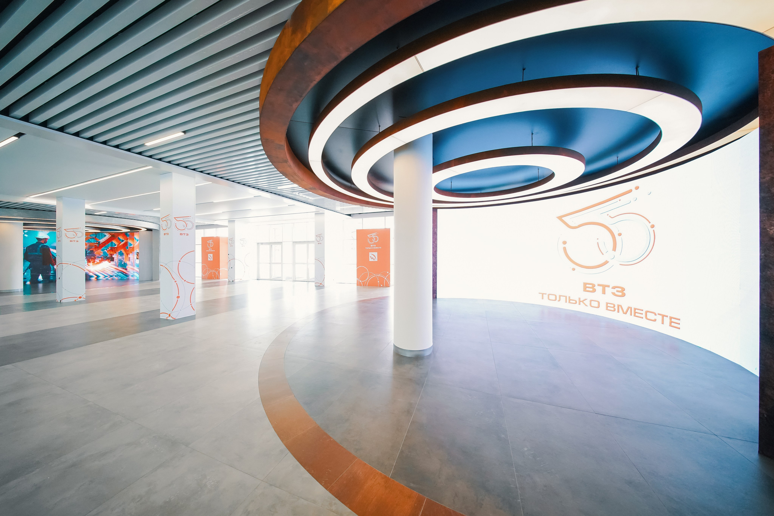 Фойе заводоуправления ВТЗ. Фотограф Никита Барановский