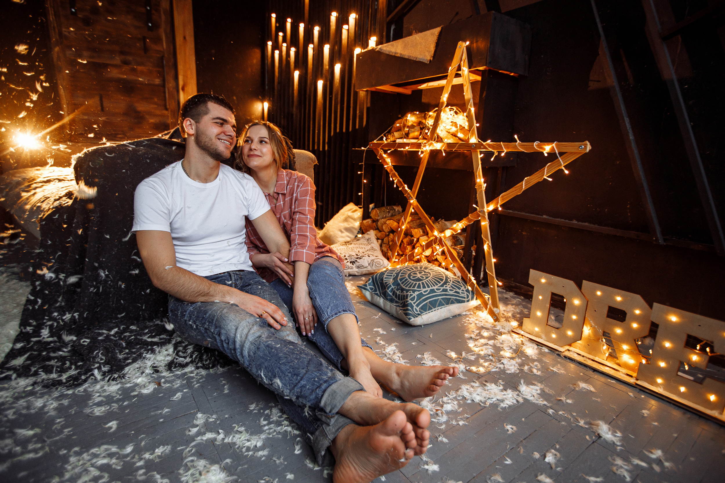 Андрей & Екатерина фотосессия в перьях. Свадебный и семейный фотограф в Твери, Москве, Санкт-Петербурге