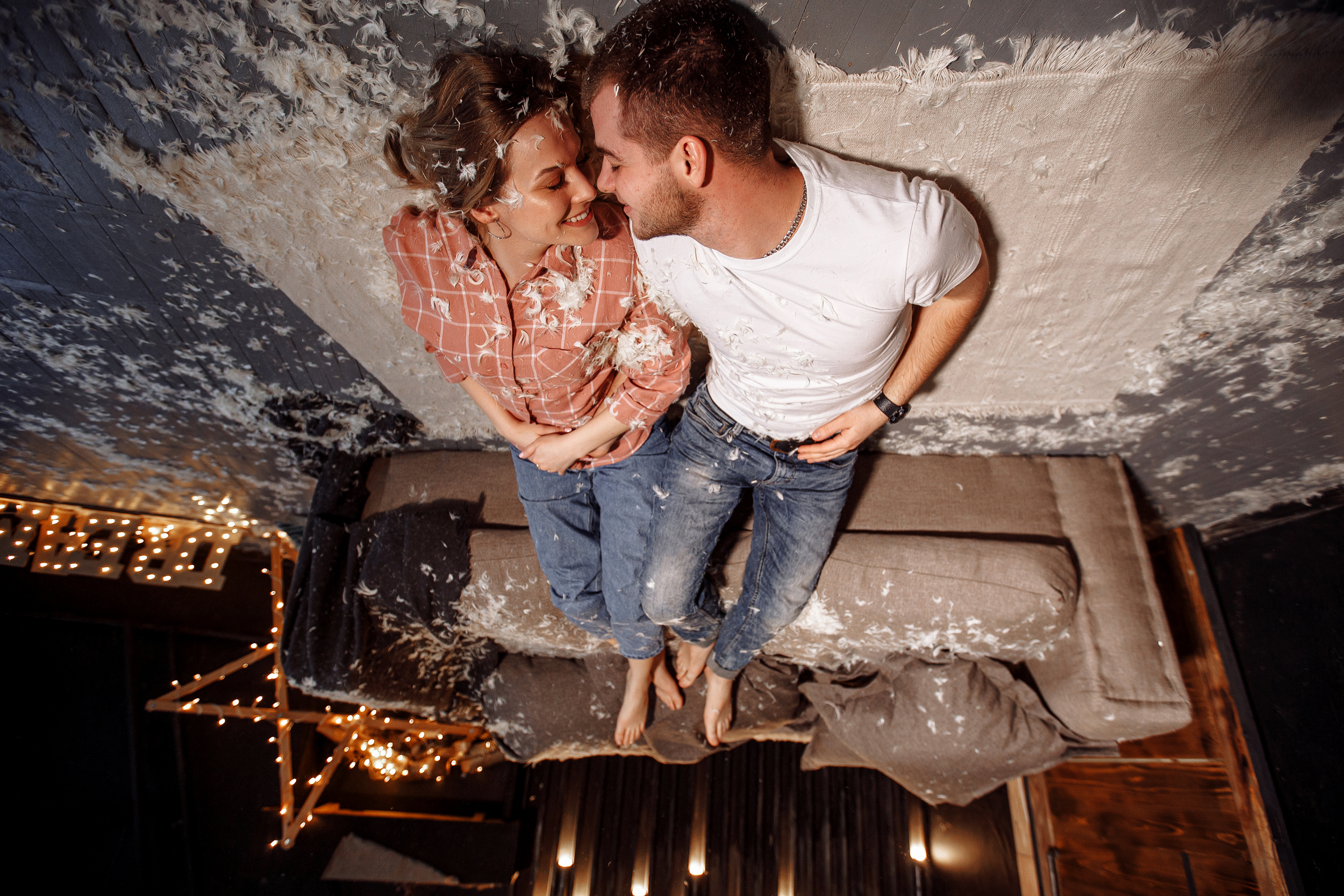 Андрей & Екатерина фотосессия в перьях. Свадебный и семейный фотограф в Твери, Москве, Санкт-Петербурге