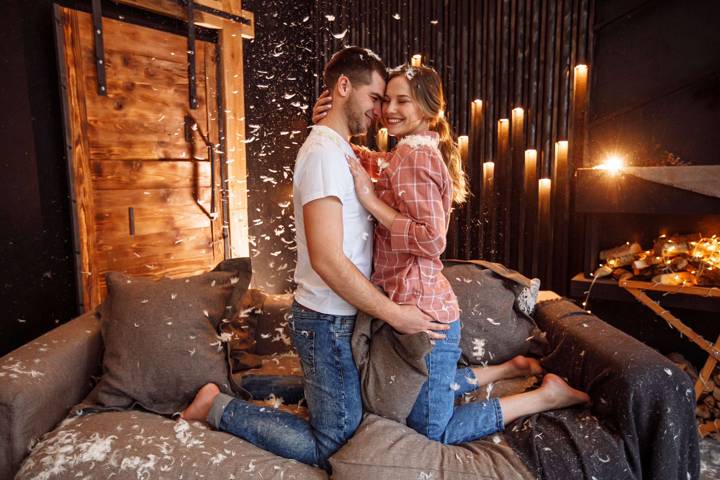 Андрей & Екатерина фотосессия в перьях. Свадебный и семейный фотограф в Твери, Москве, Санкт-Петербурге