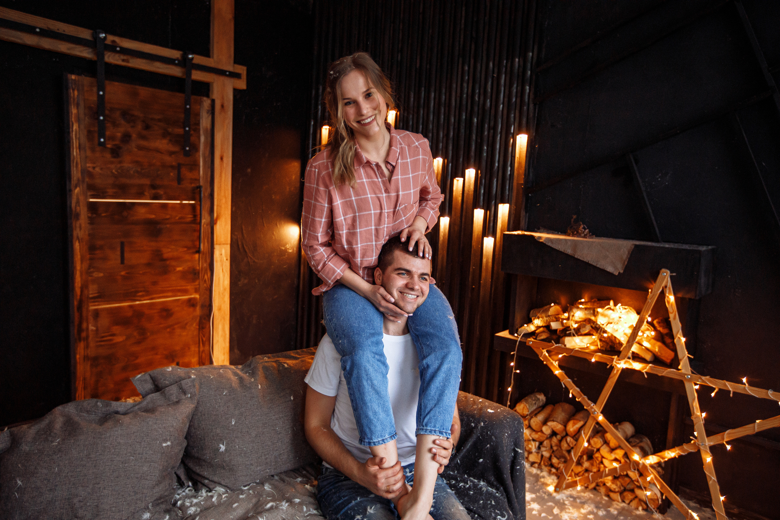 Андрей & Екатерина фотосессия в перьях. Свадебный и семейный фотограф в Твери, Москве, Санкт-Петербурге