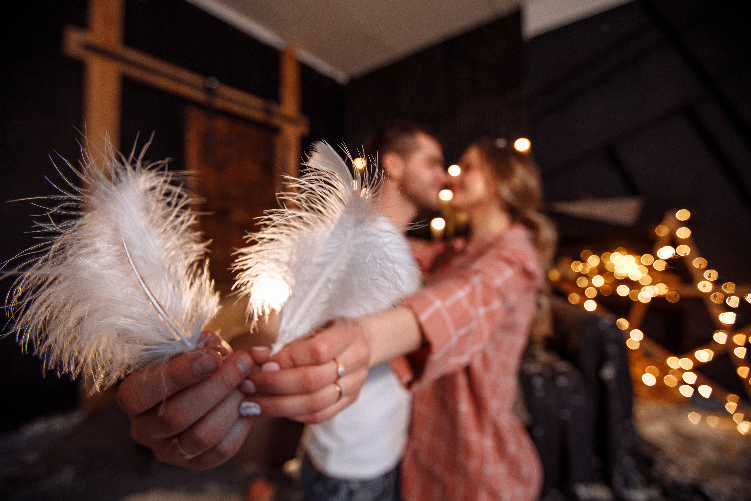 Андрей & Екатерина фотосессия в перьях. Свадебный и семейный фотограф в Твери, Москве, Санкт-Петербурге