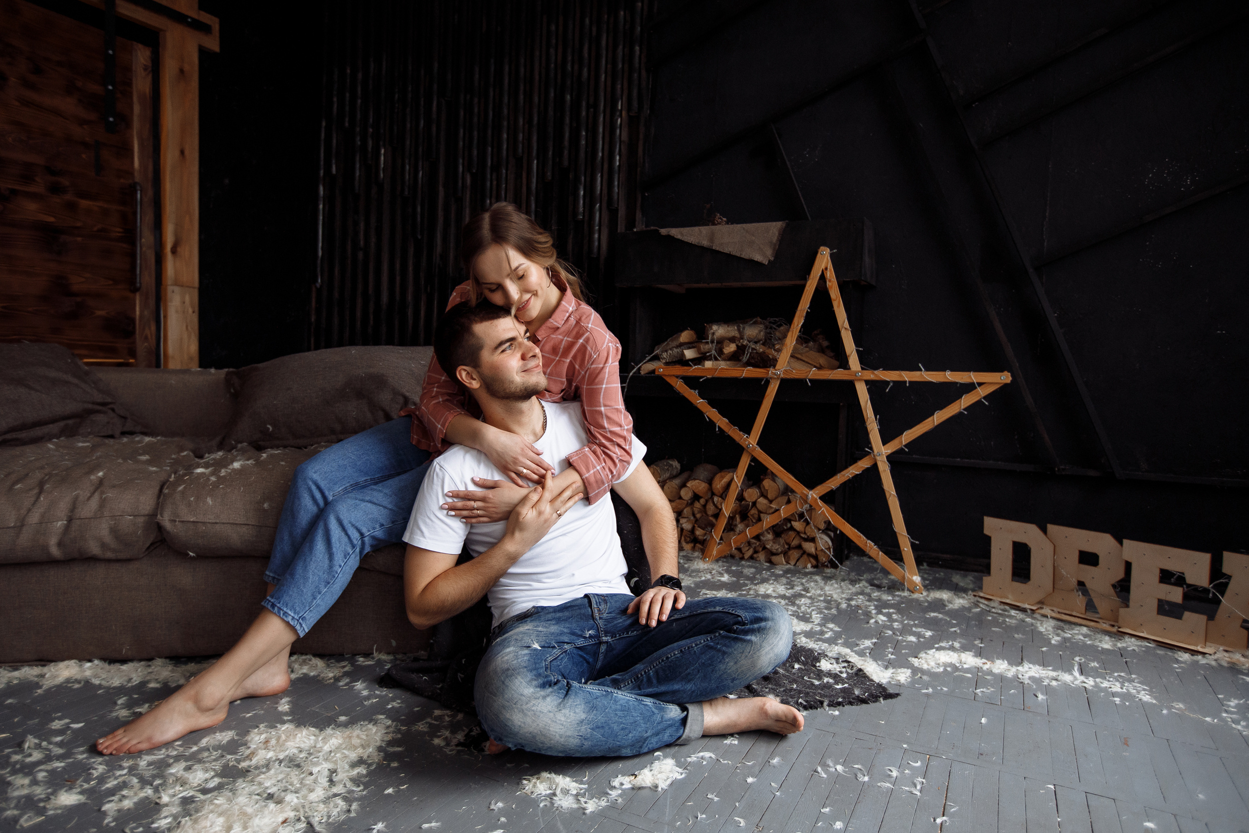 Андрей & Екатерина фотосессия в перьях. Свадебный и семейный фотограф в Твери, Москве, Санкт-Петербурге