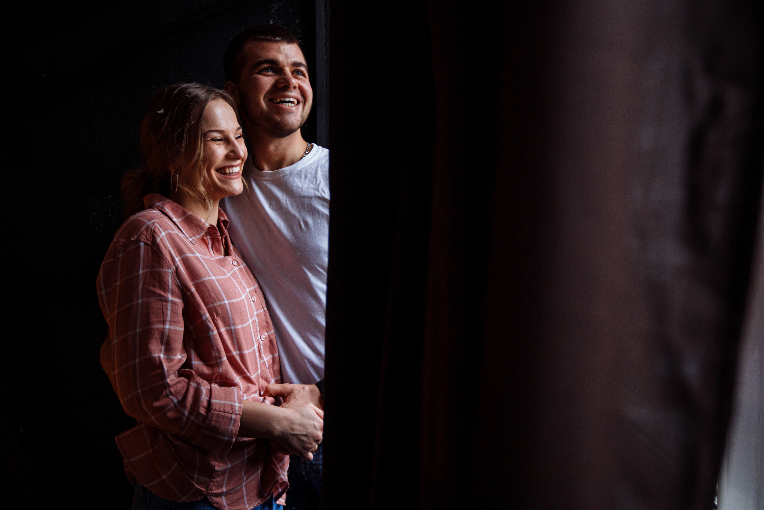 Андрей & Екатерина фотосессия в перьях. Свадебный и семейный фотограф в Твери, Москве, Санкт-Петербурге