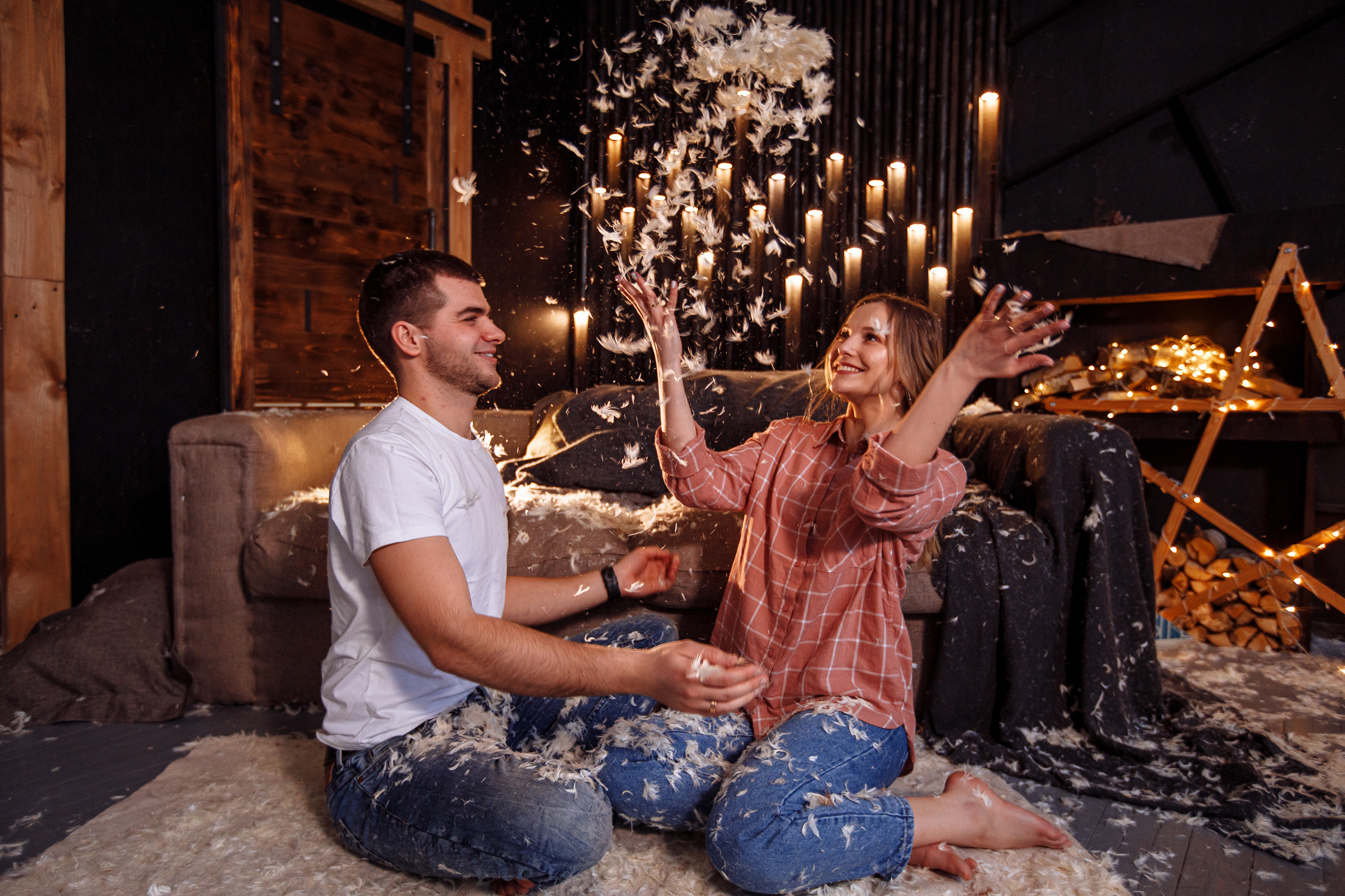 Андрей & Екатерина фотосессия в перьях. Свадебный и семейный фотограф в Твери, Москве, Санкт-Петербурге