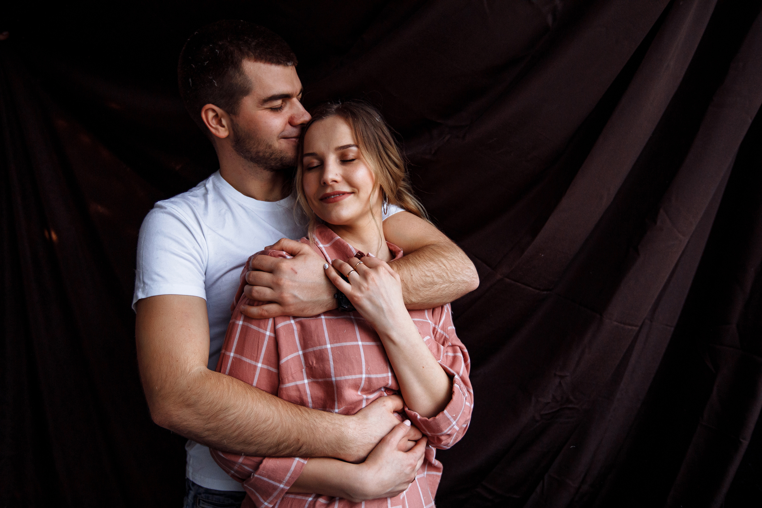 Андрей & Екатерина фотосессия в перьях. Свадебный и семейный фотограф в Твери, Москве, Санкт-Петербурге
