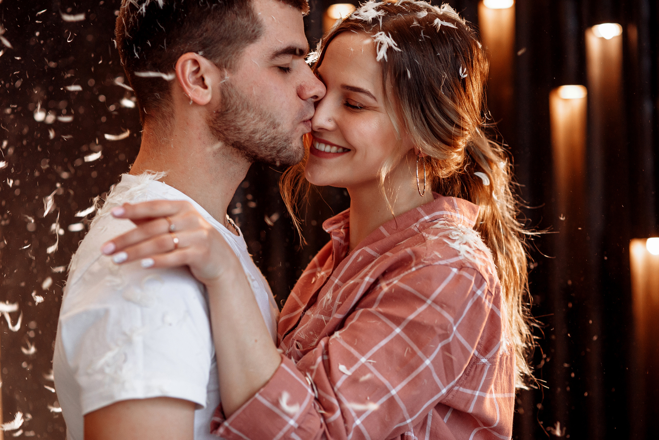 Андрей & Екатерина фотосессия в перьях. Свадебный и семейный фотограф в Твери, Москве, Санкт-Петербурге