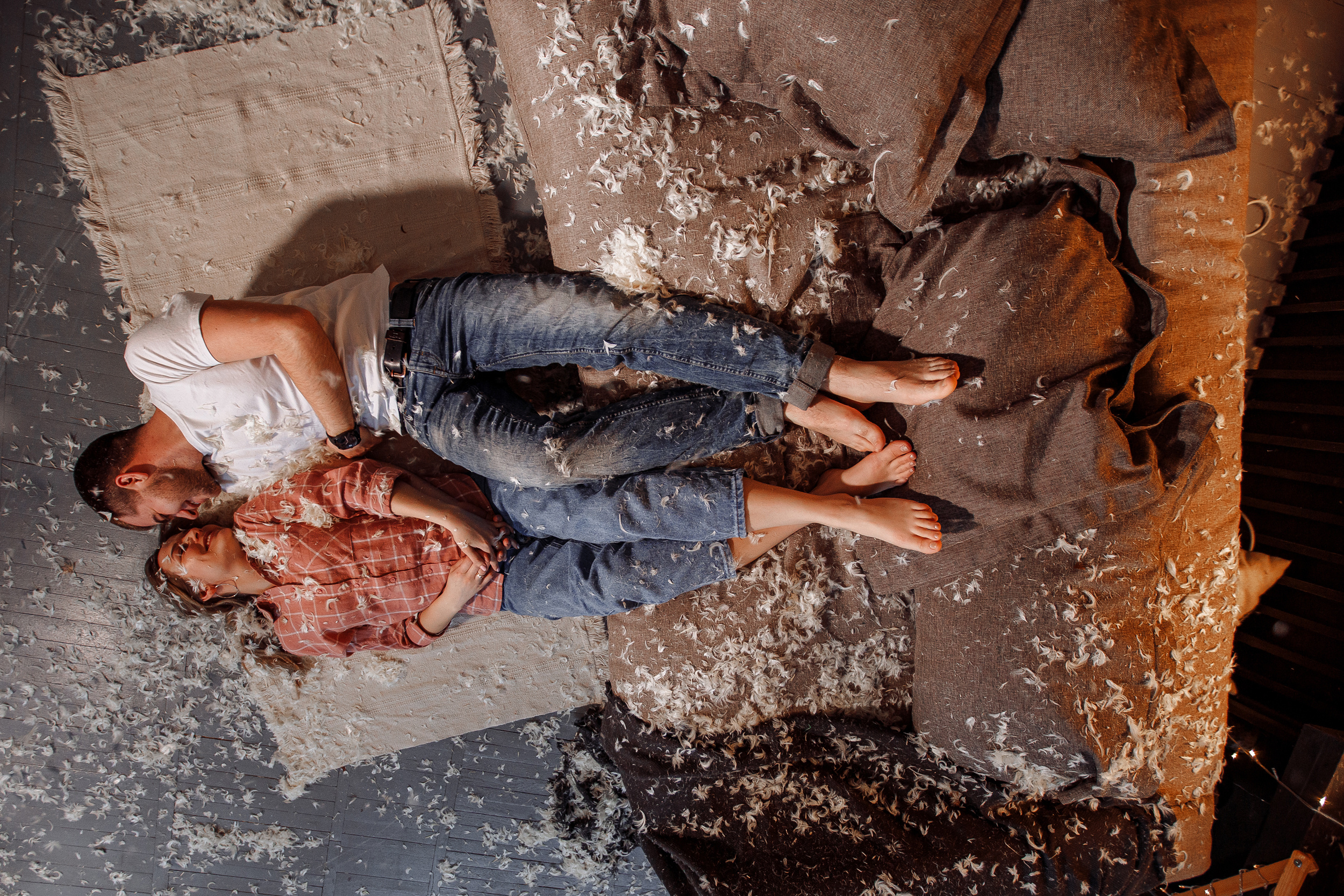 Андрей & Екатерина фотосессия в перьях. Свадебный и семейный фотограф в Твери, Москве, Санкт-Петербурге