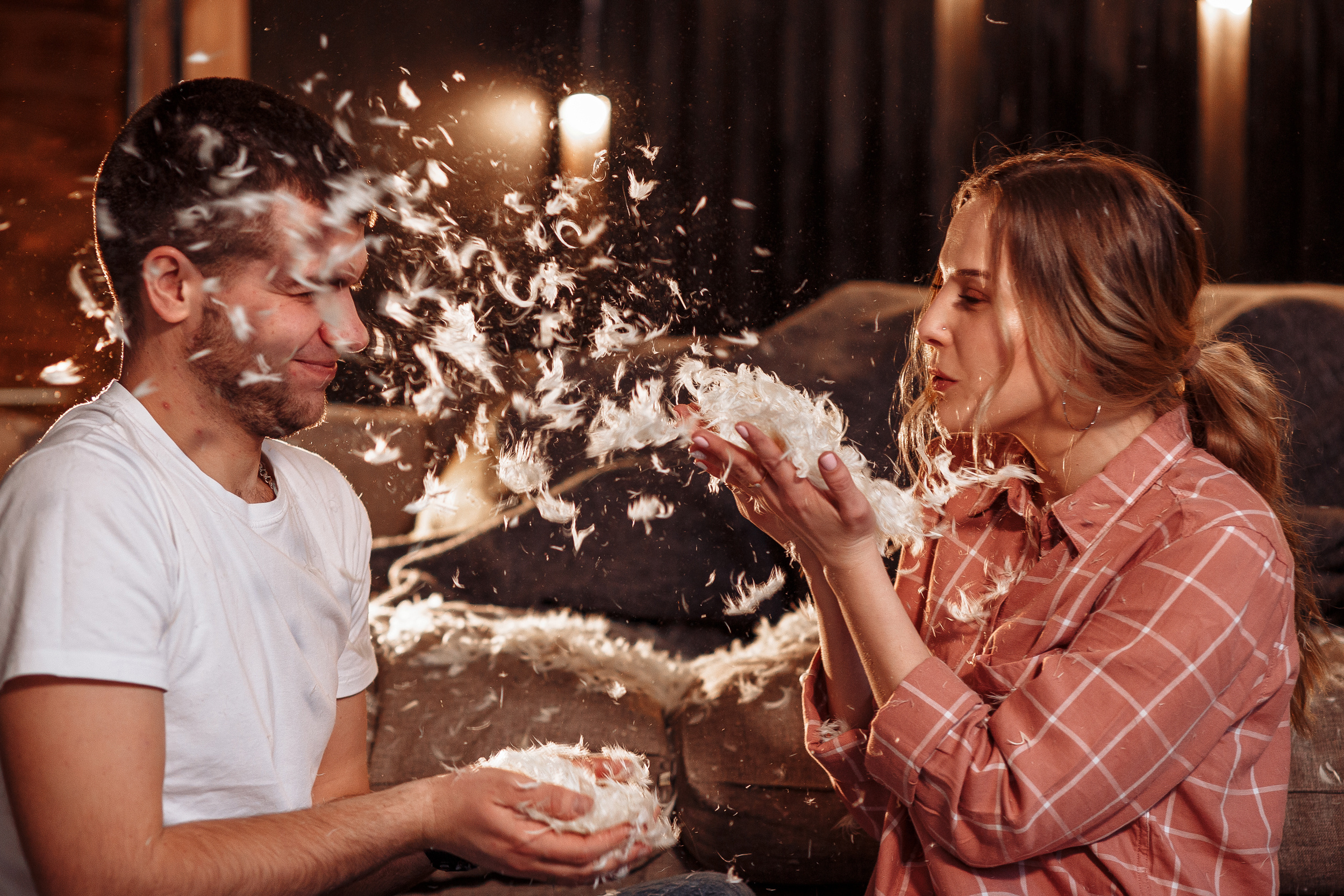Андрей & Екатерина фотосессия в перьях. Свадебный и семейный фотограф в Твери, Москве, Санкт-Петербурге